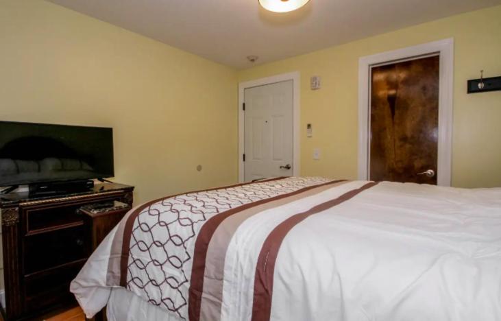 Deluxe Queen Suite photo 2