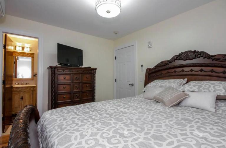 Deluxe Queen Suite photo 1