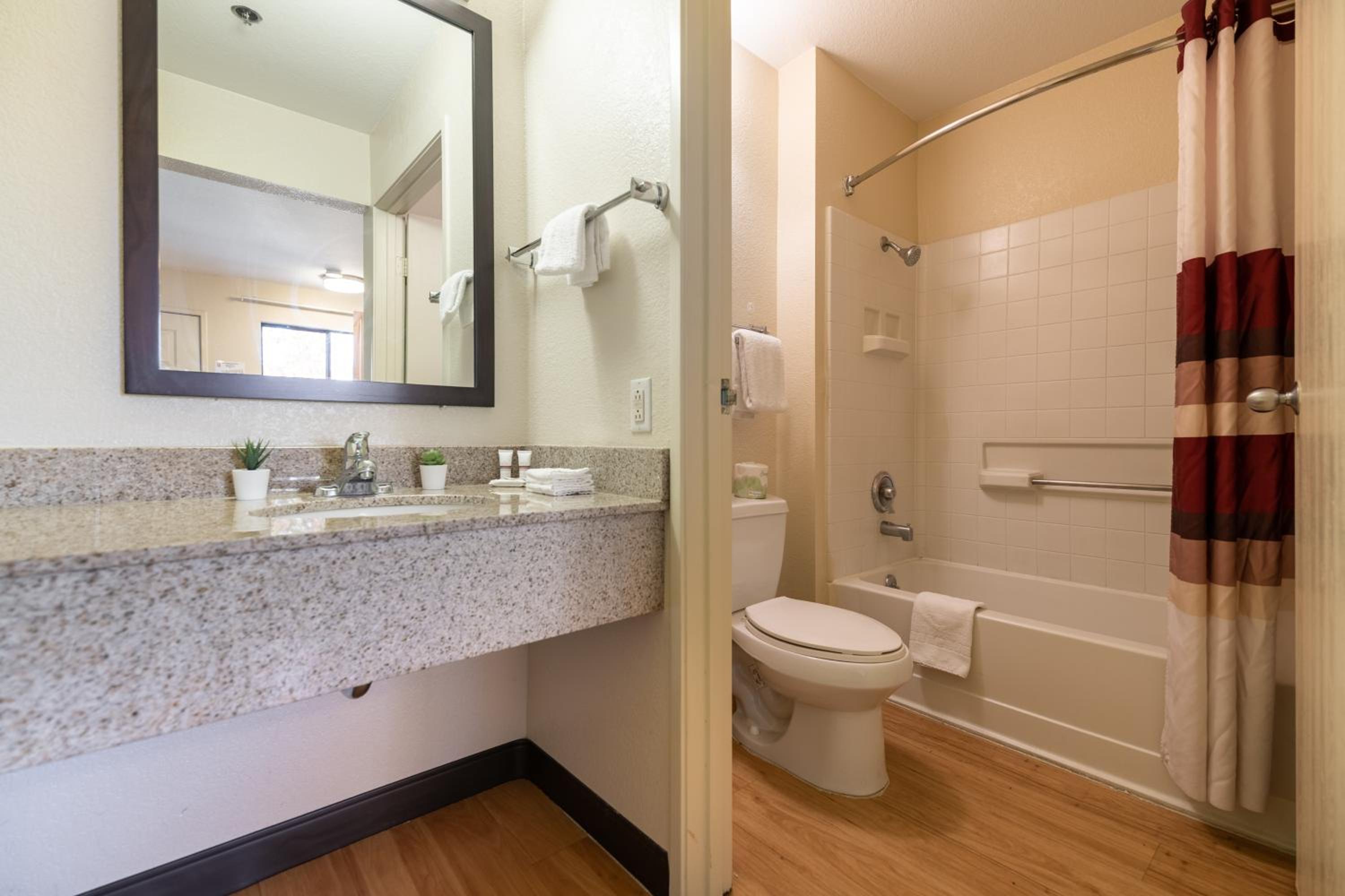 Deluxe Queen Room with One Queen Bed Smoke-Free - Photo 6