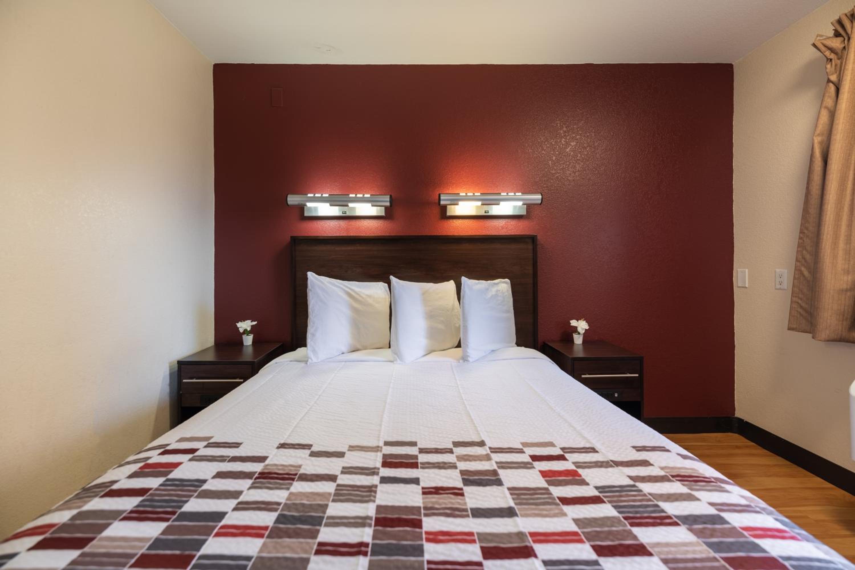 Deluxe Queen Room with One Queen Bed Smoke-Free - Photo 4