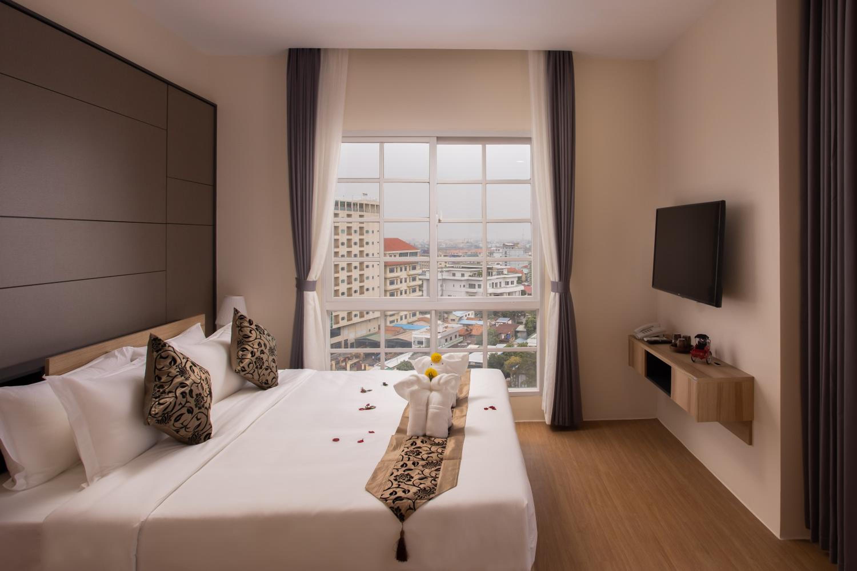 Family Suite Two-Bedrooms Apartment - Photo 3