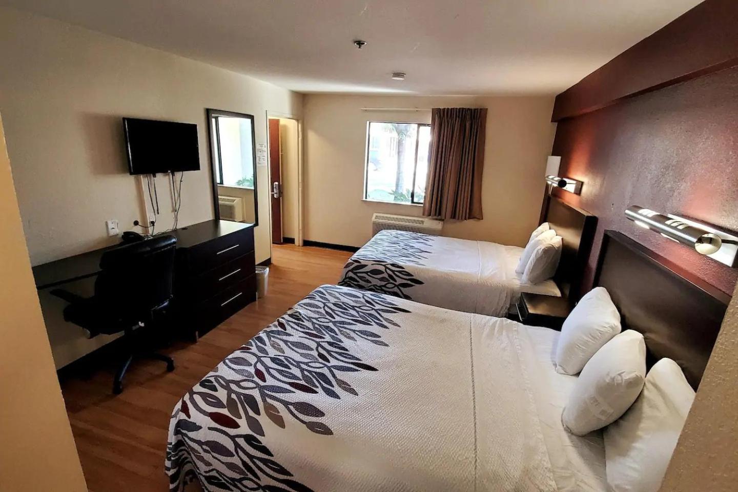 Deluxe Queen Room with Two Queen Beds Smoke-Free - Photo 9