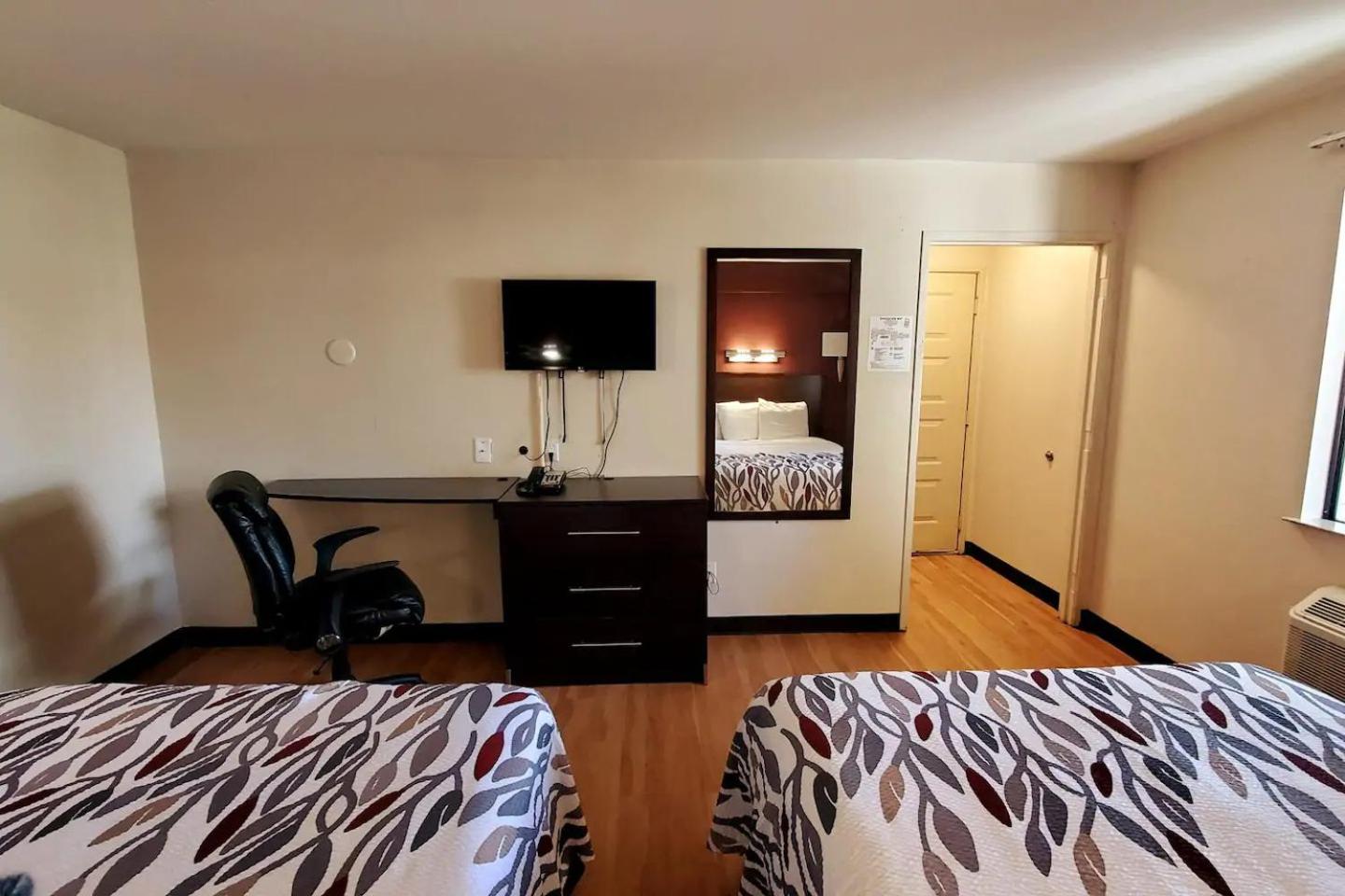 Deluxe Queen Room with Two Queen Beds Smoke-Free - Photo 11