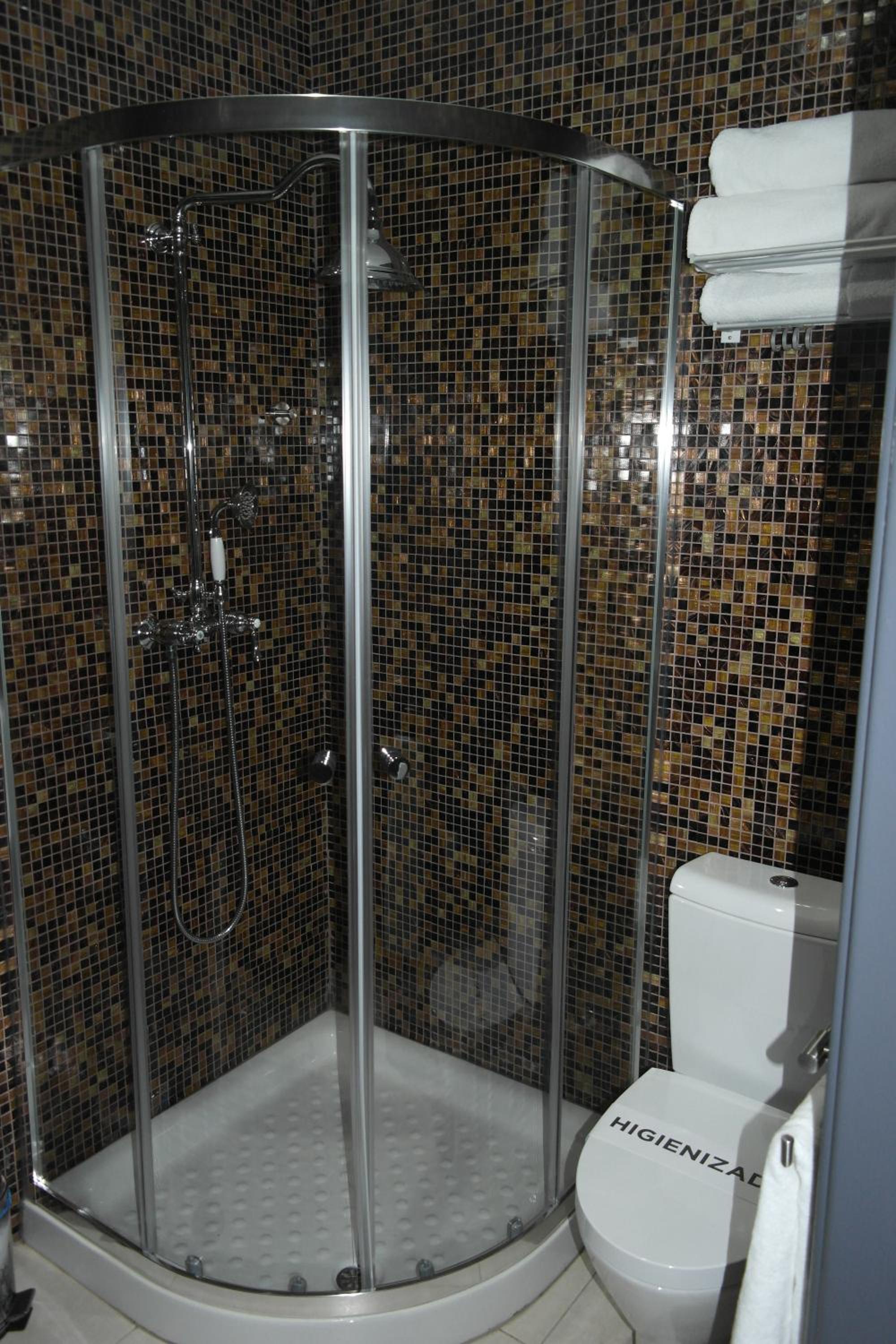 Double Room with Private Bathroom photo 2
