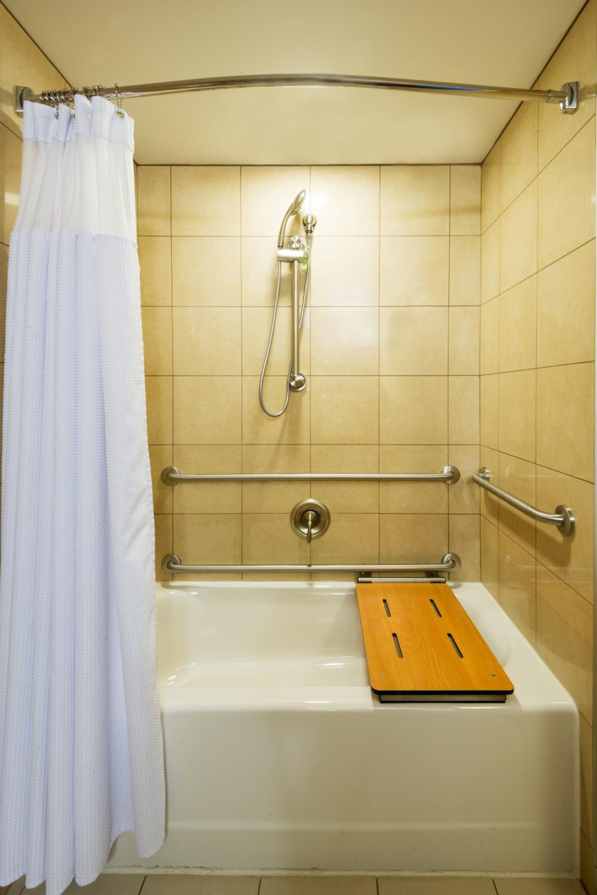 Queen Room with Two Queen Beds - Mobility Access Tub/Non-Smoking photo 2