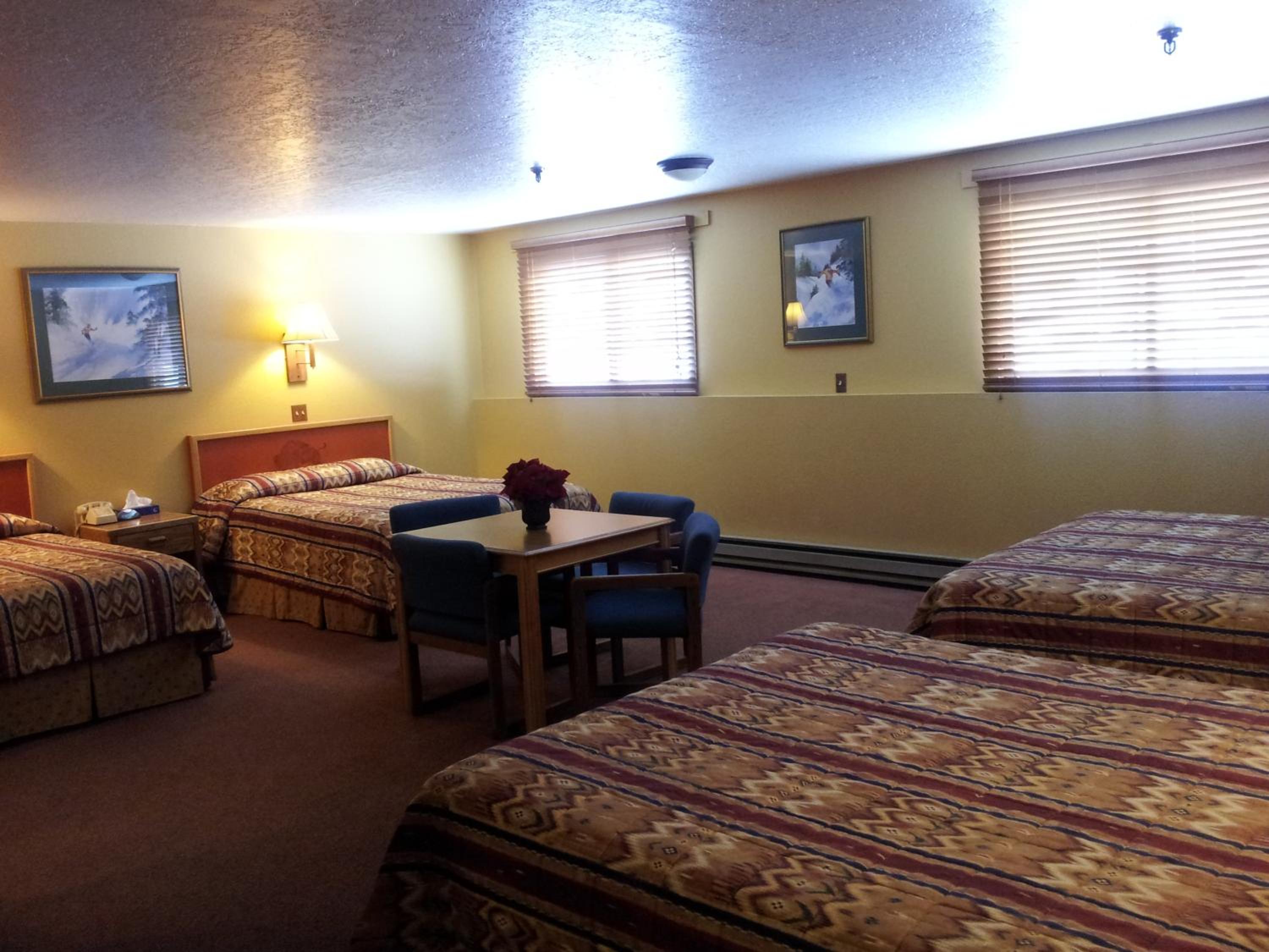Large Family Room photo 2