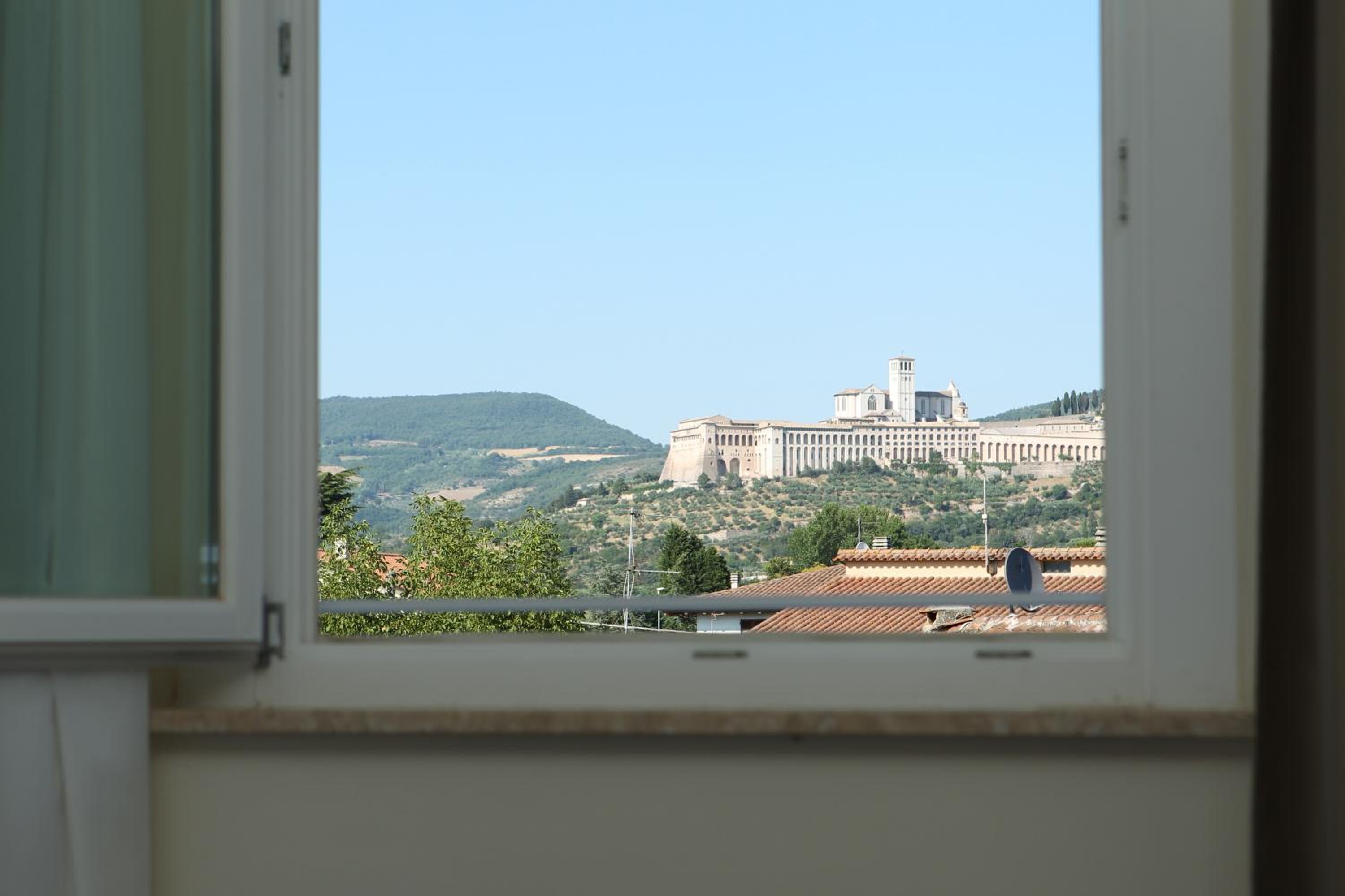 Junior Suite with City View - Photo 3