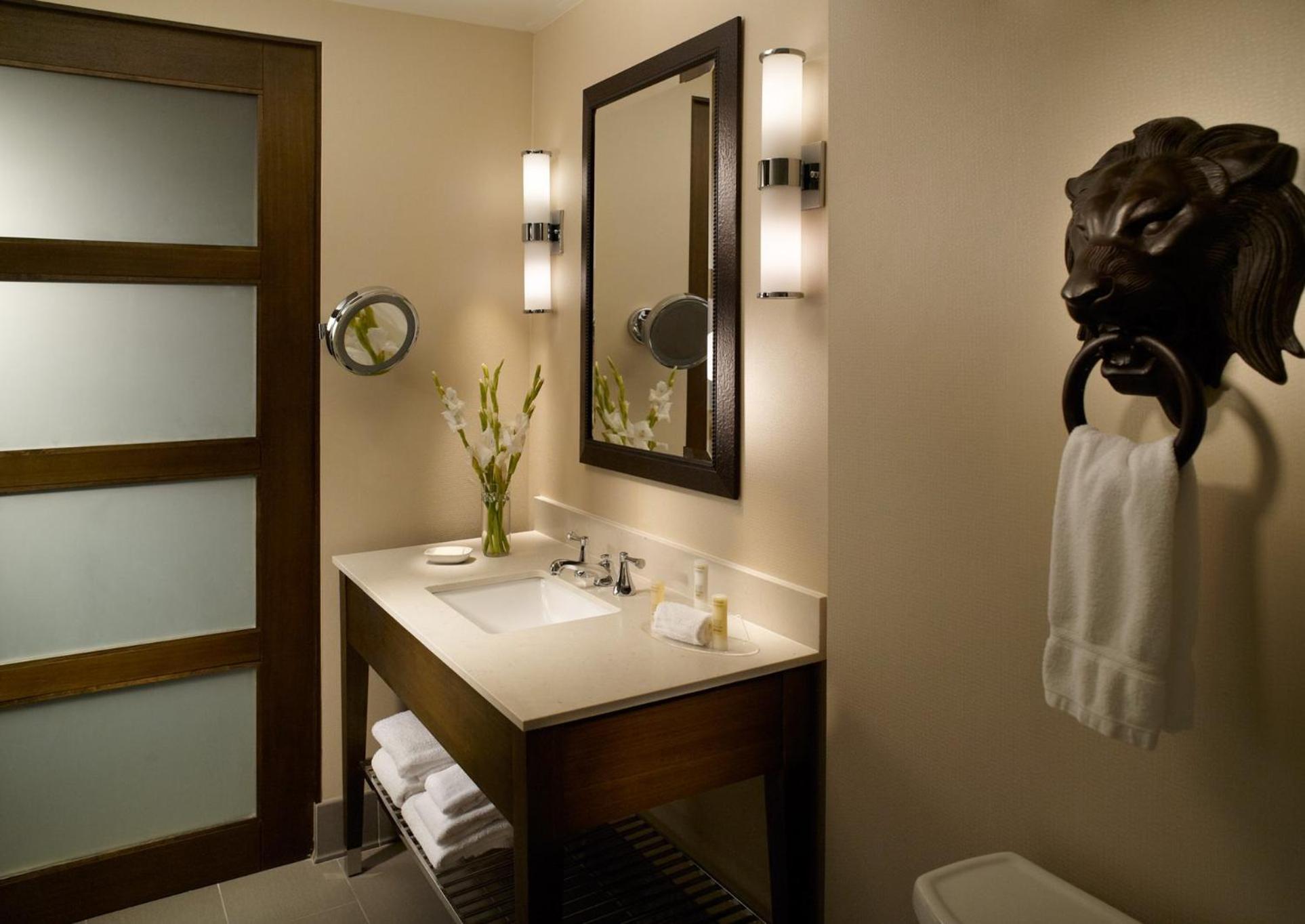 Standard King Room with Roll In Shower - Communications Accessible - Photo 2