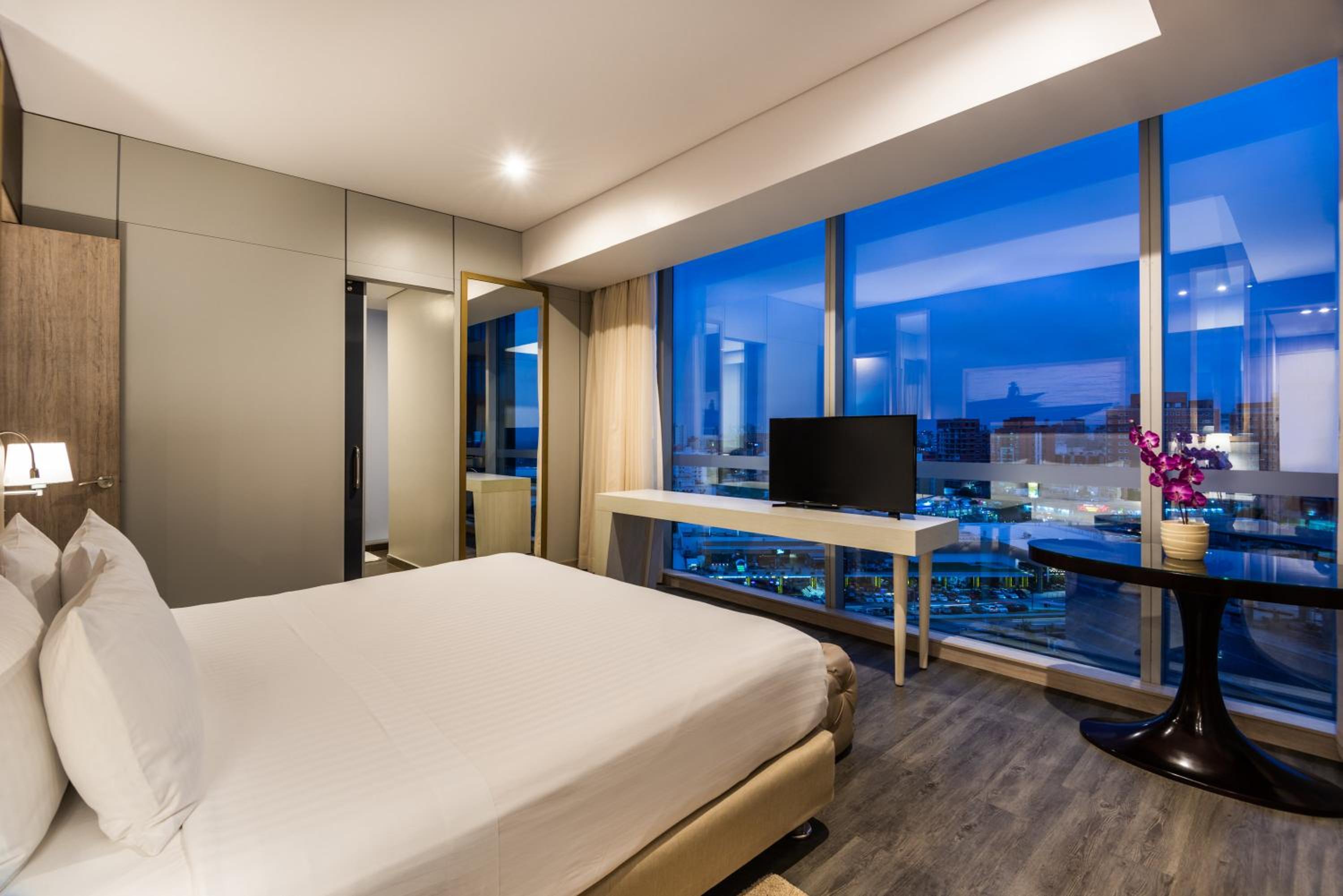 Premium Corner King Room with City View photo 3