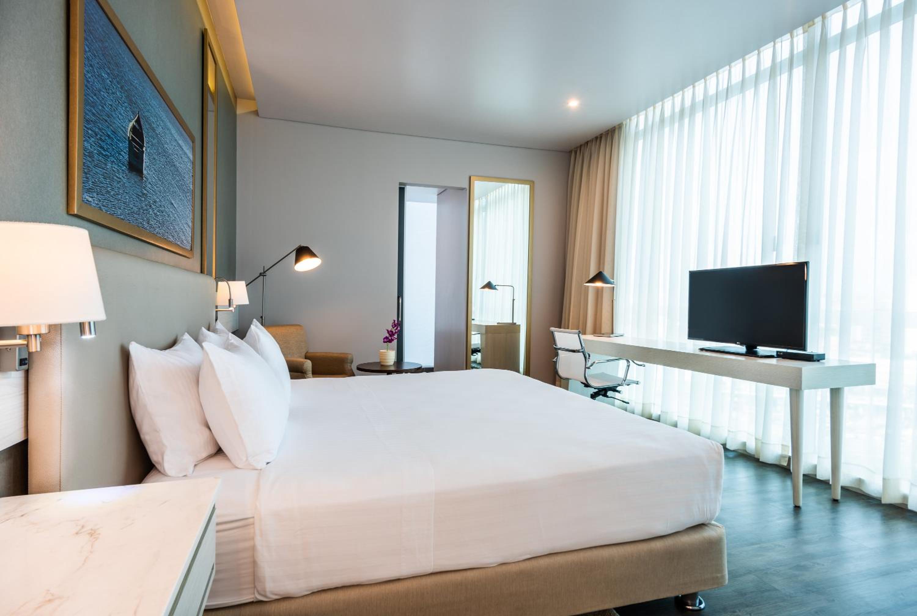 Premium Corner King Room with City View photo 2