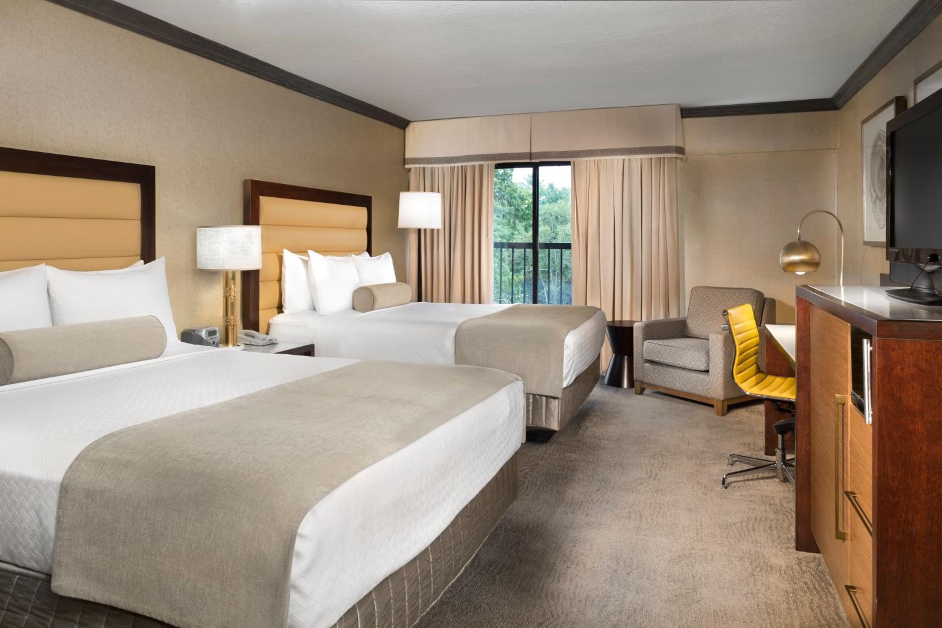 Standard Queen Room with Two Queen Beds and Balcony - Photo 4