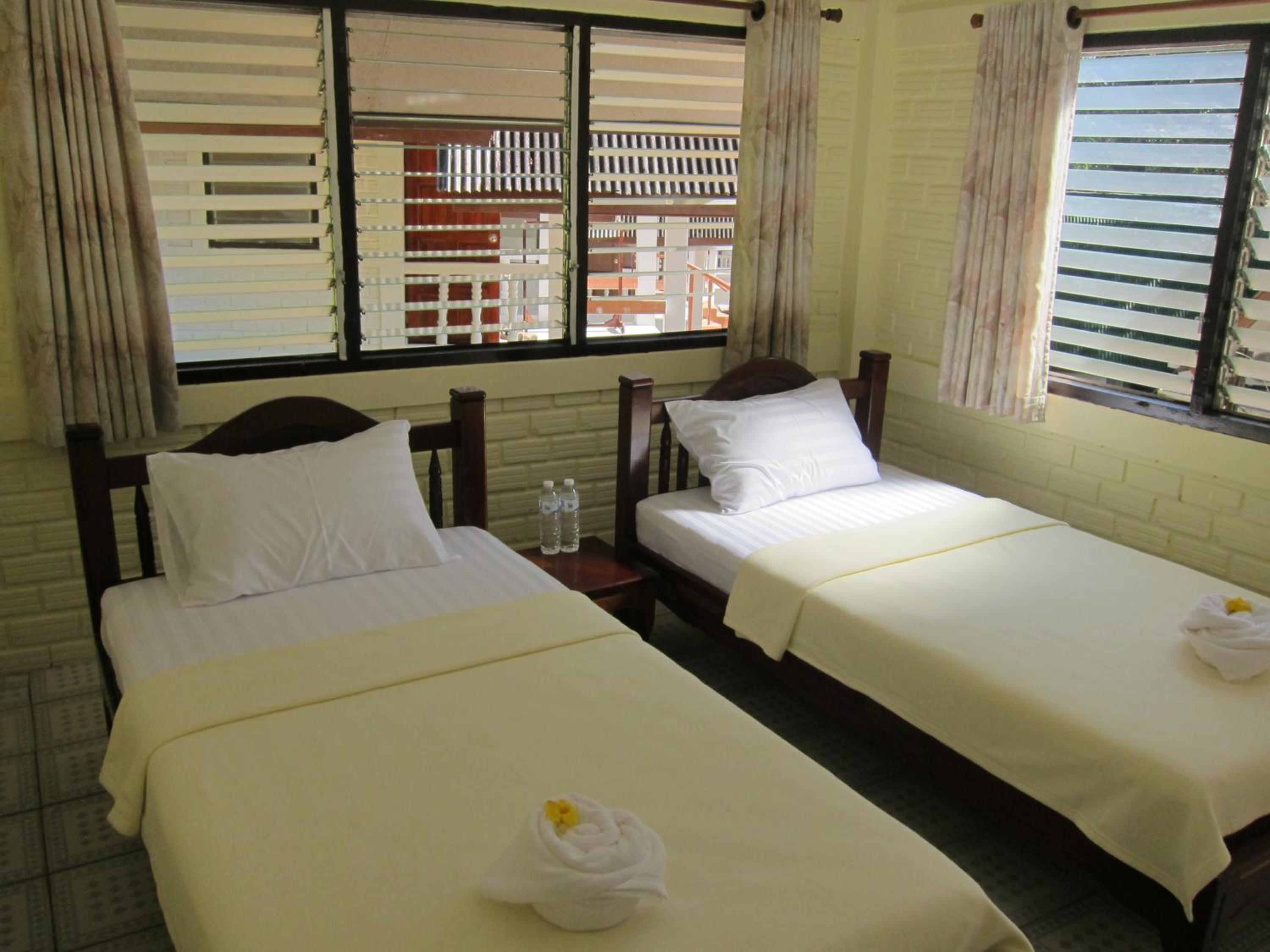 Double or Twin Room with Partial Sea View photo 3
