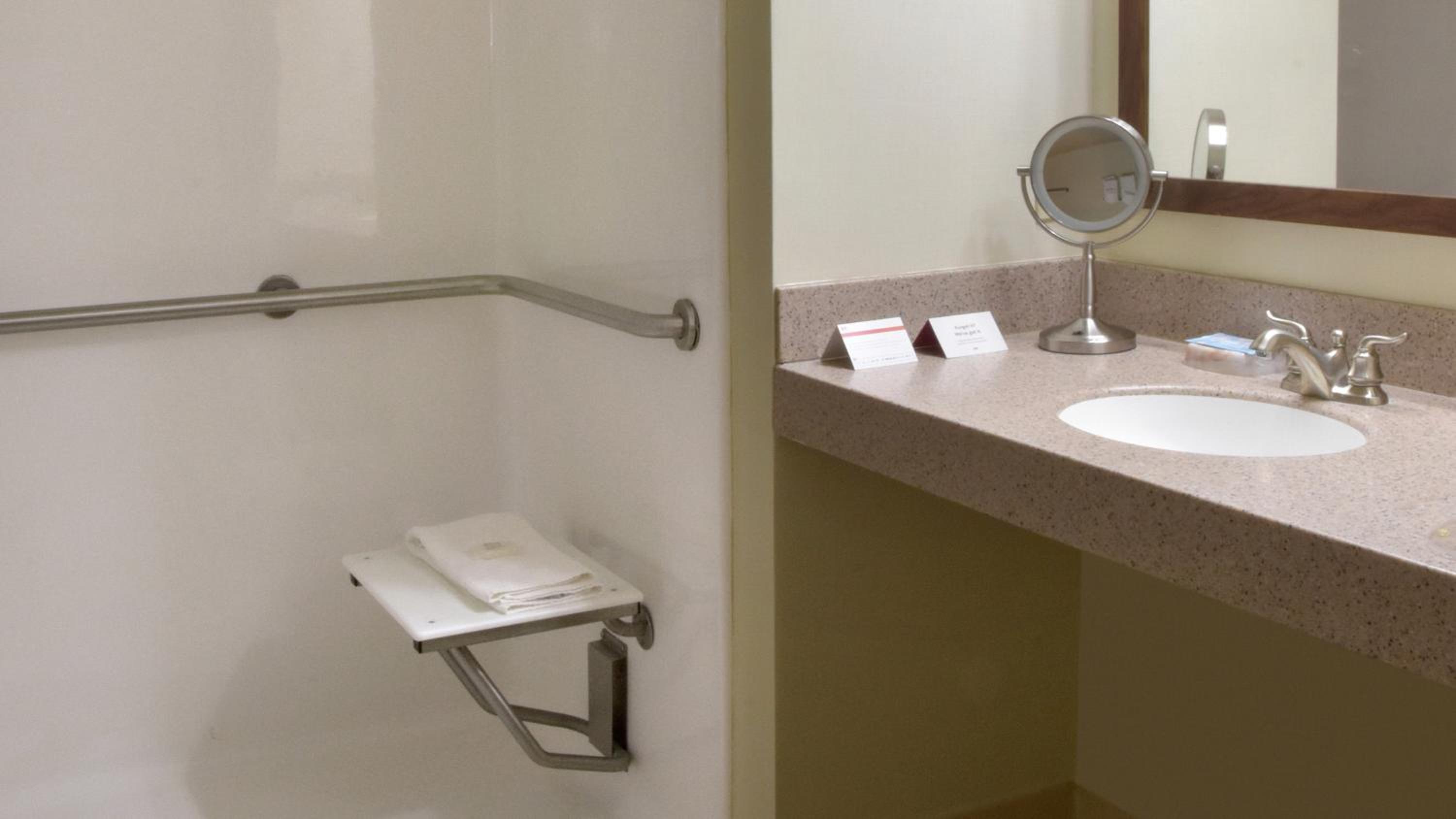 Standard Queen Room with Communications Accessible Roll-In Shower photo 3