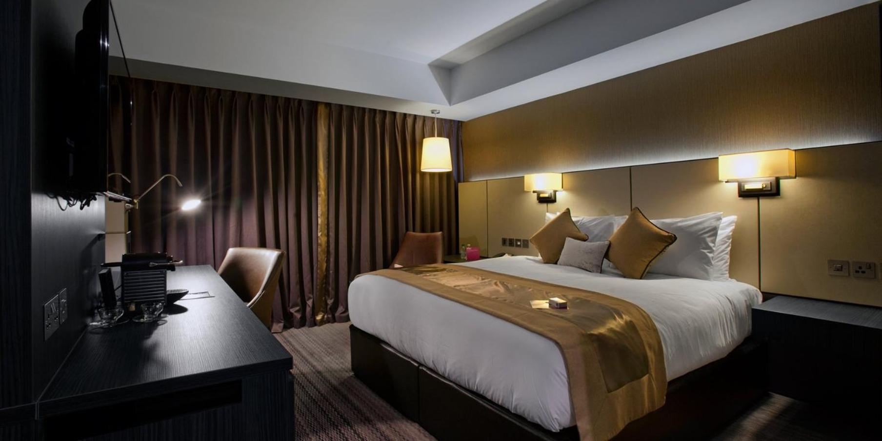 Premium King Room photo 3