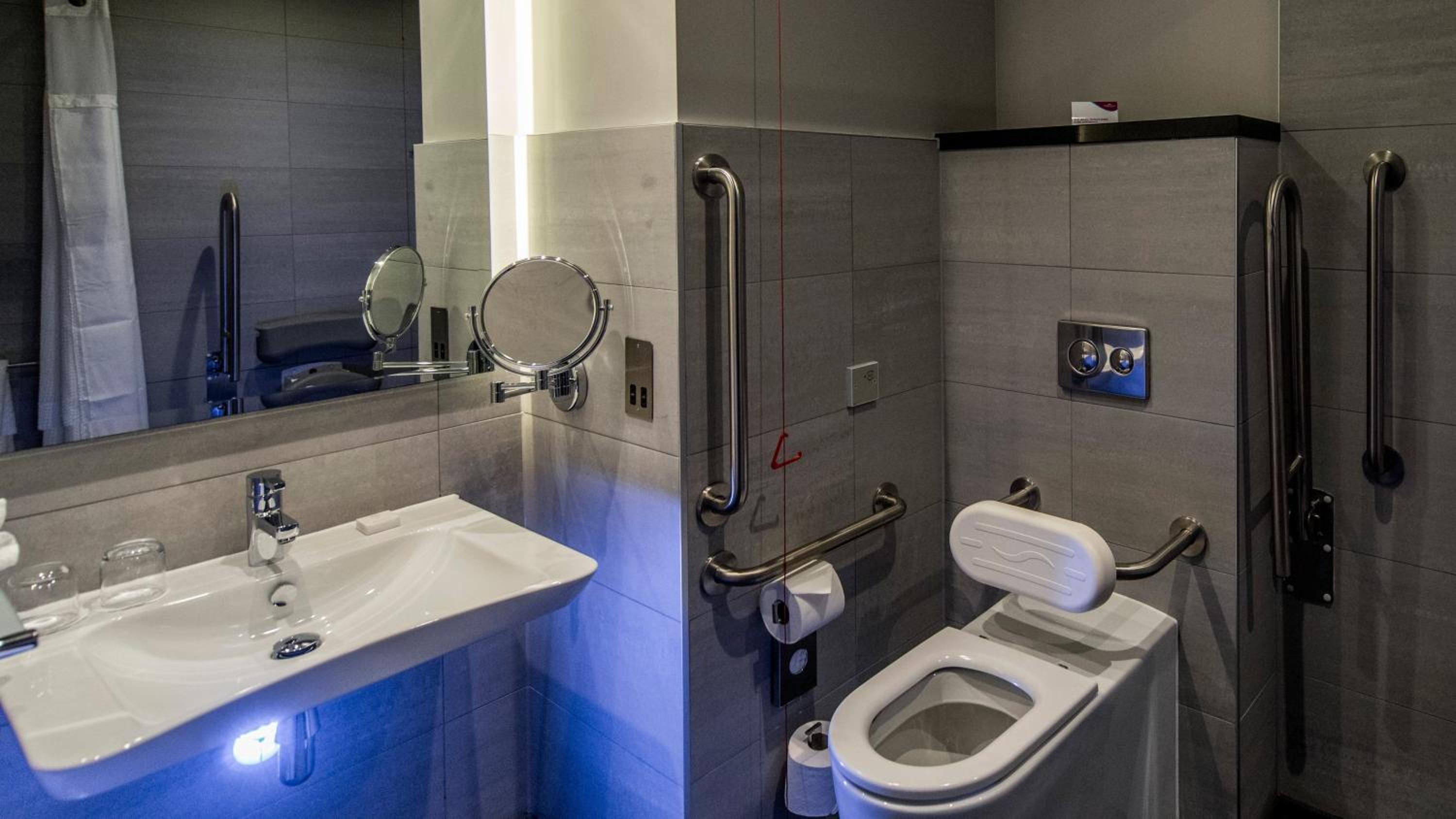 Standard Queen Room - Disability Access photo 3