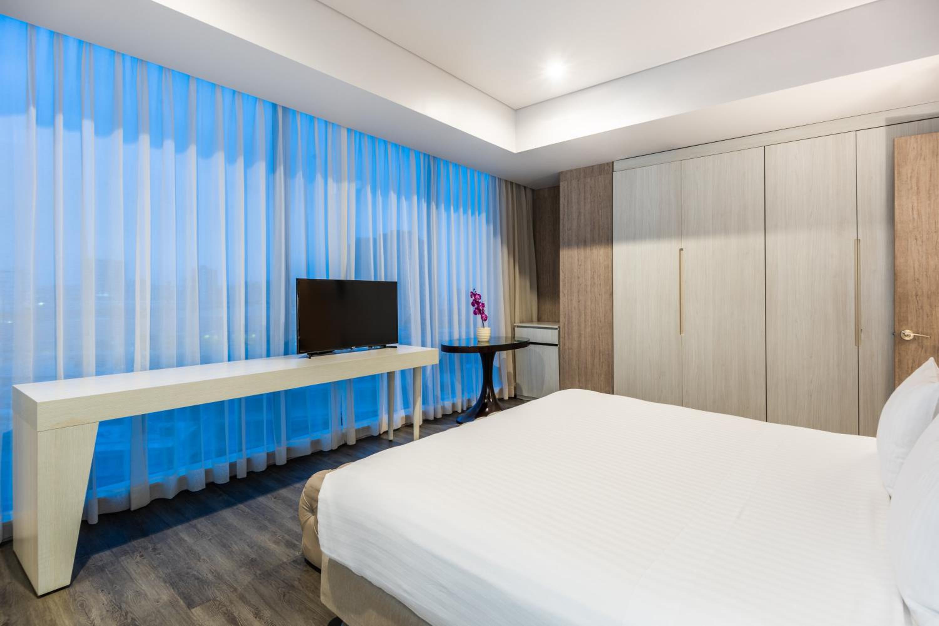 Premium Corner King Room with City View