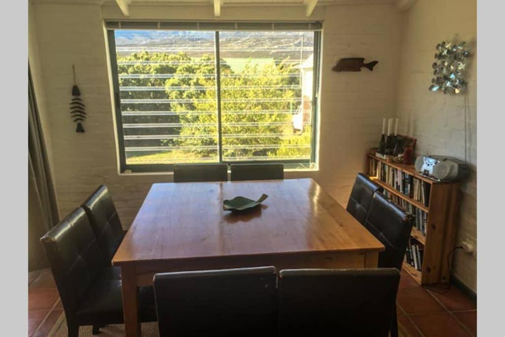Five-Bedroom House photo 1