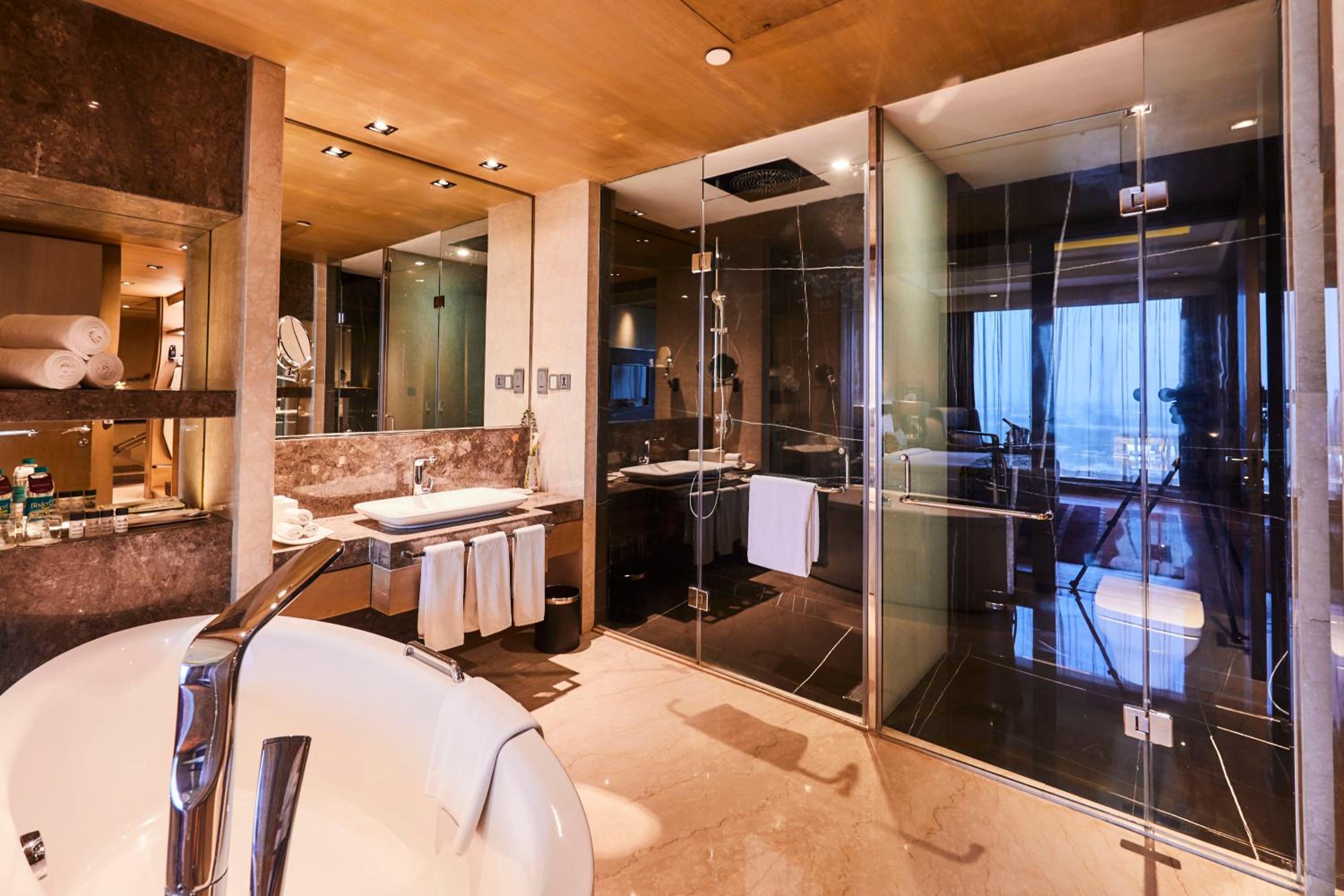 One-Bedroom Suite with King Bed - Non-Smoking - Photo 4