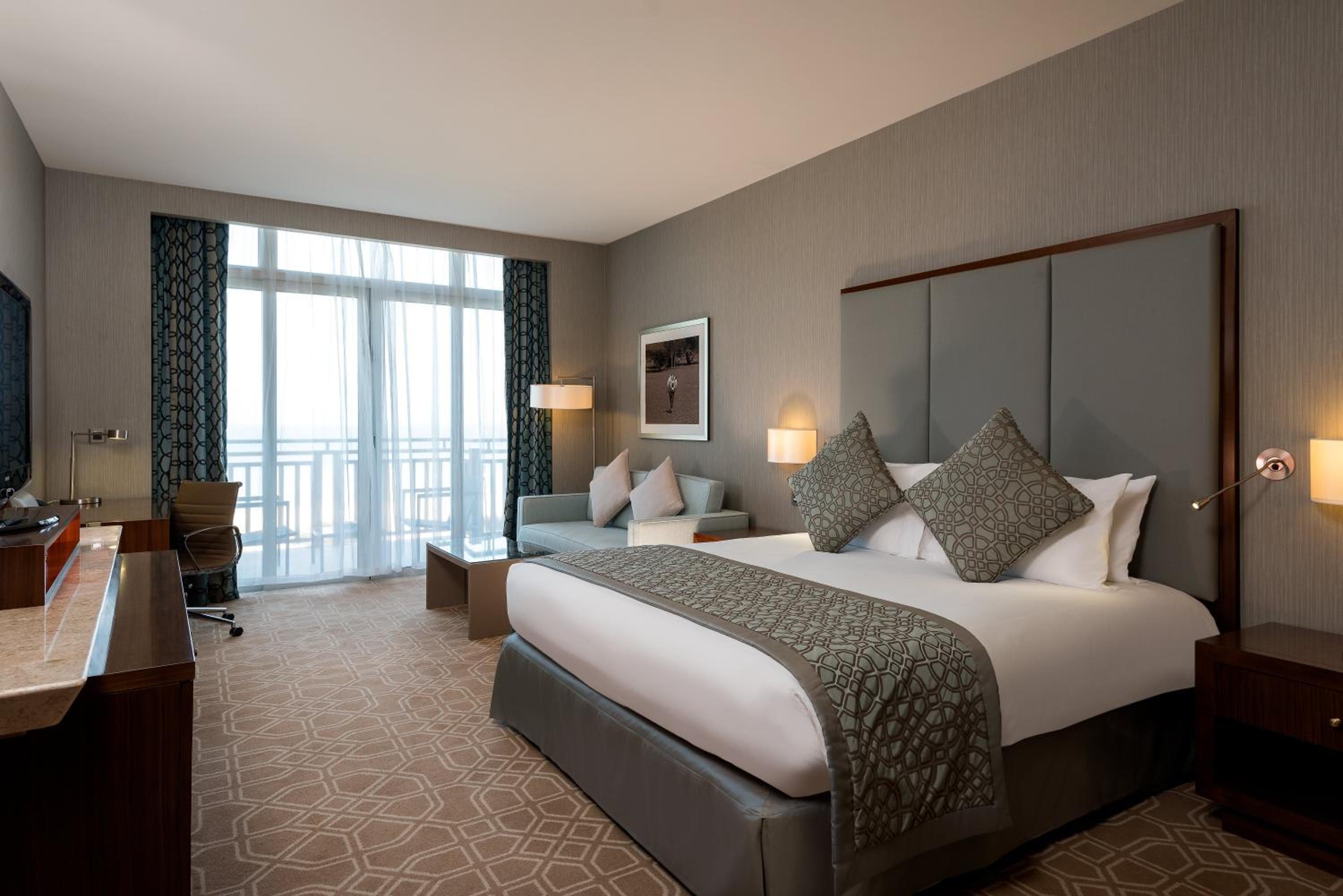 Standard King Room with Balcony - Mid Floor