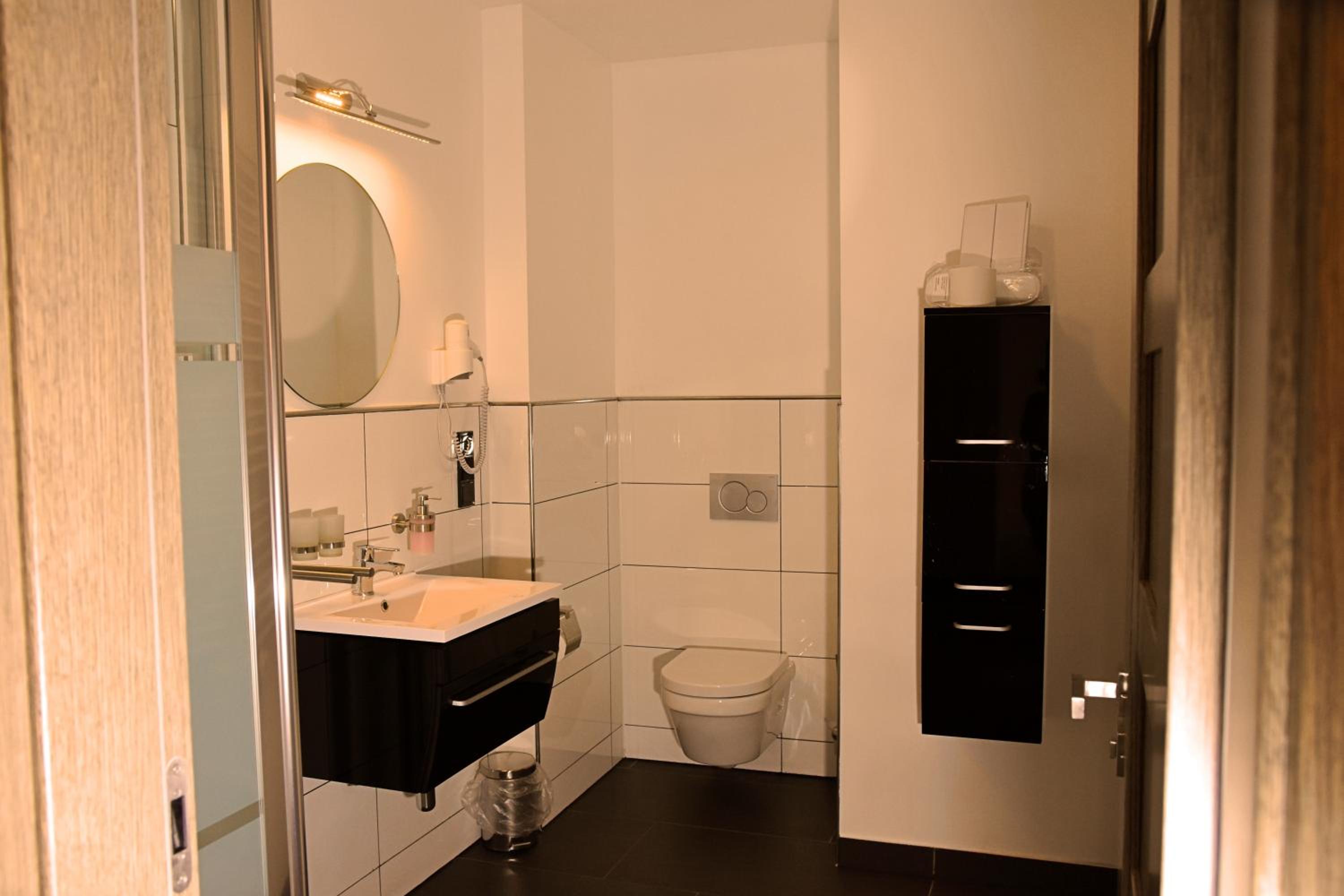 Standard Double Room - Photo 11