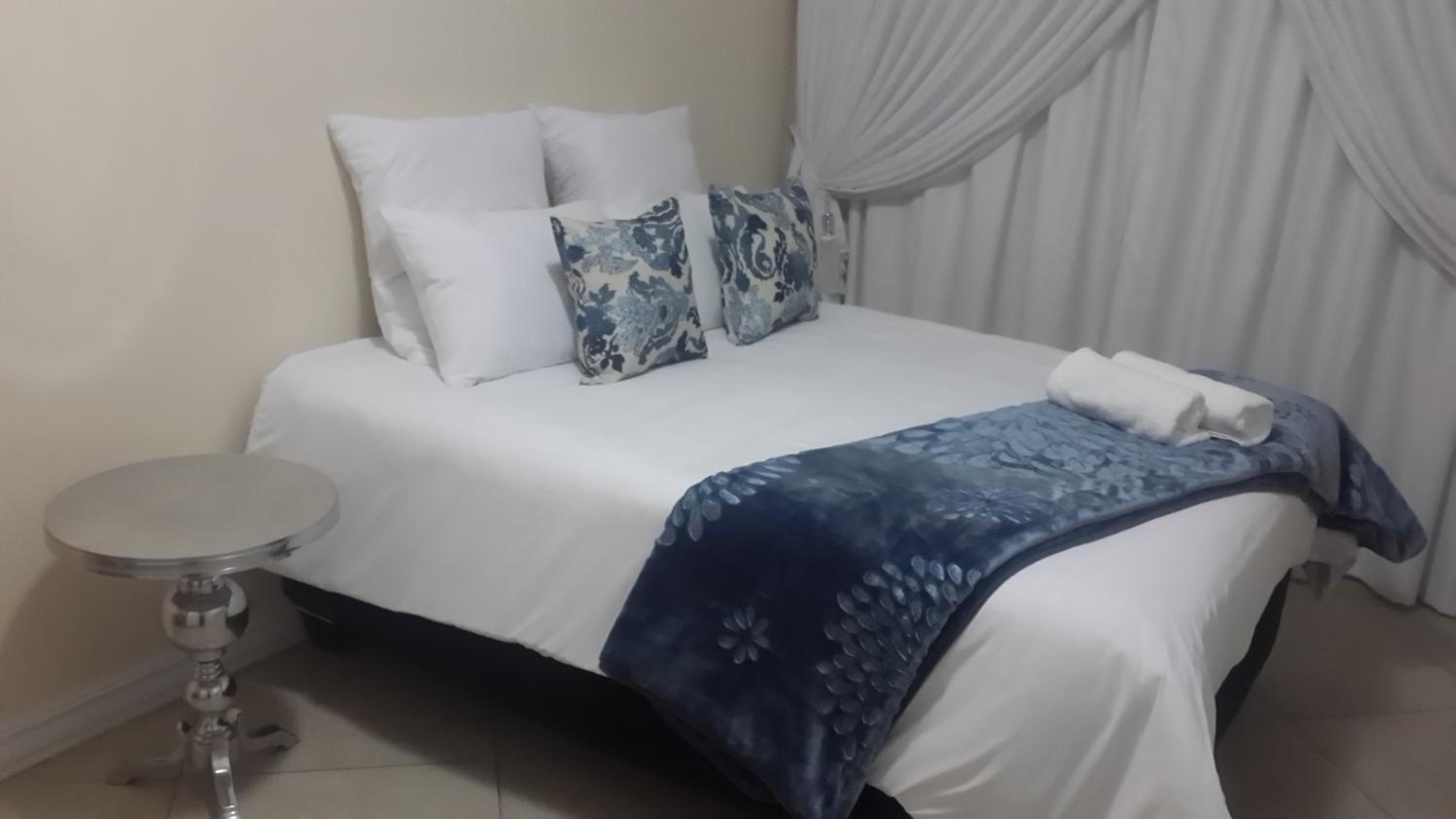 Deluxe Queen Suite - Photo 5