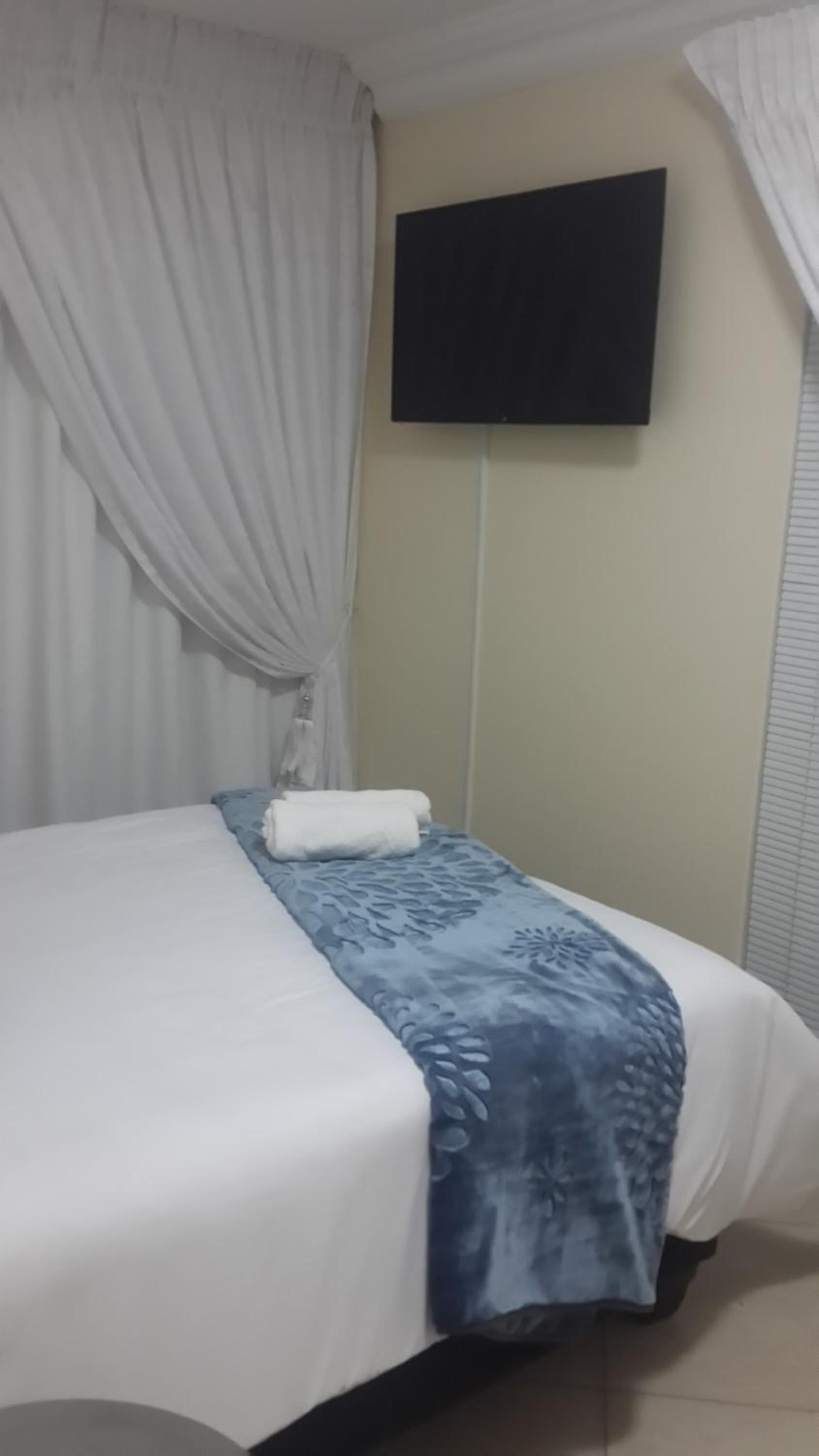 Deluxe Queen Suite - Photo 9