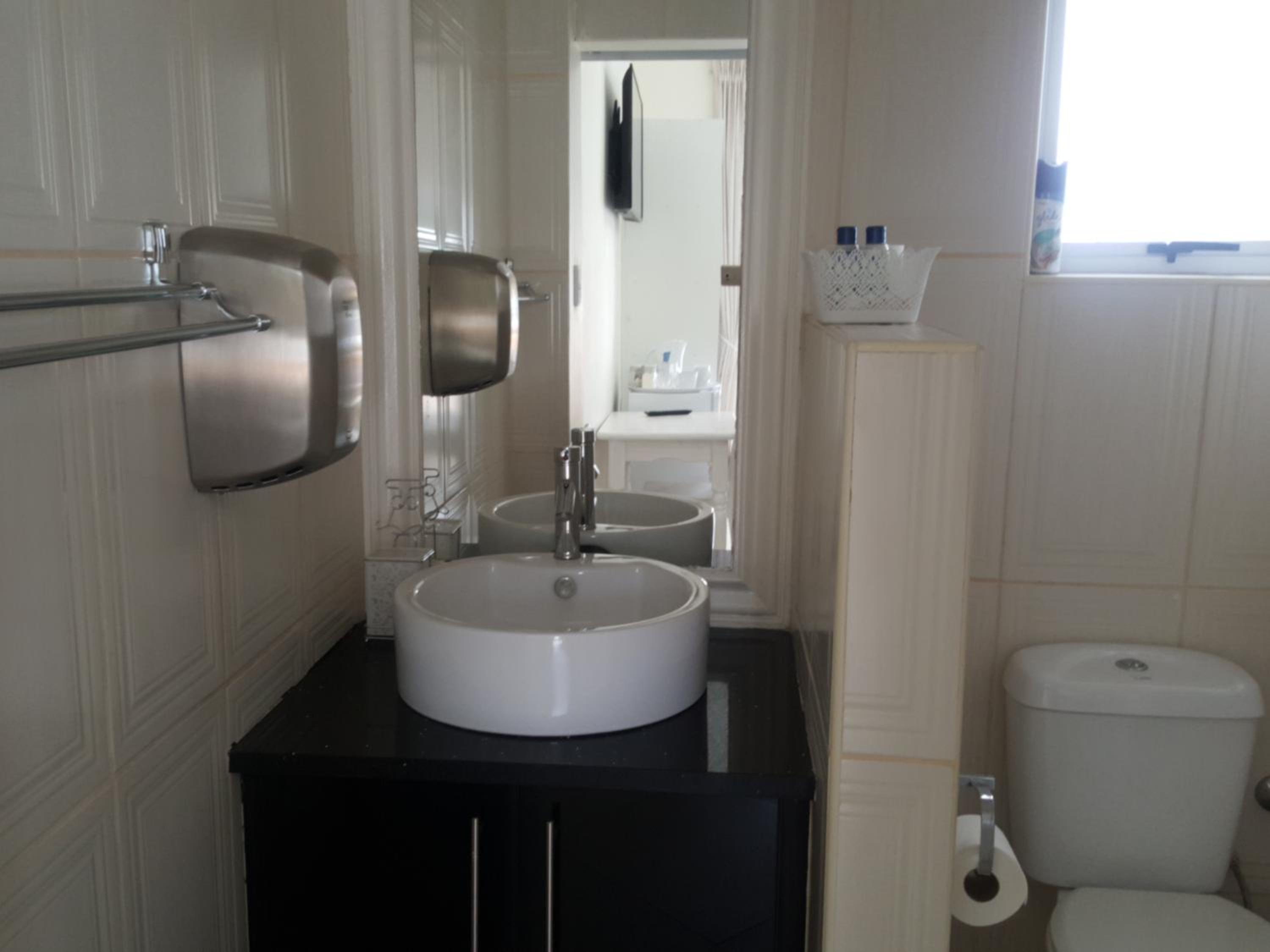 Deluxe Queen Suite - Photo 12