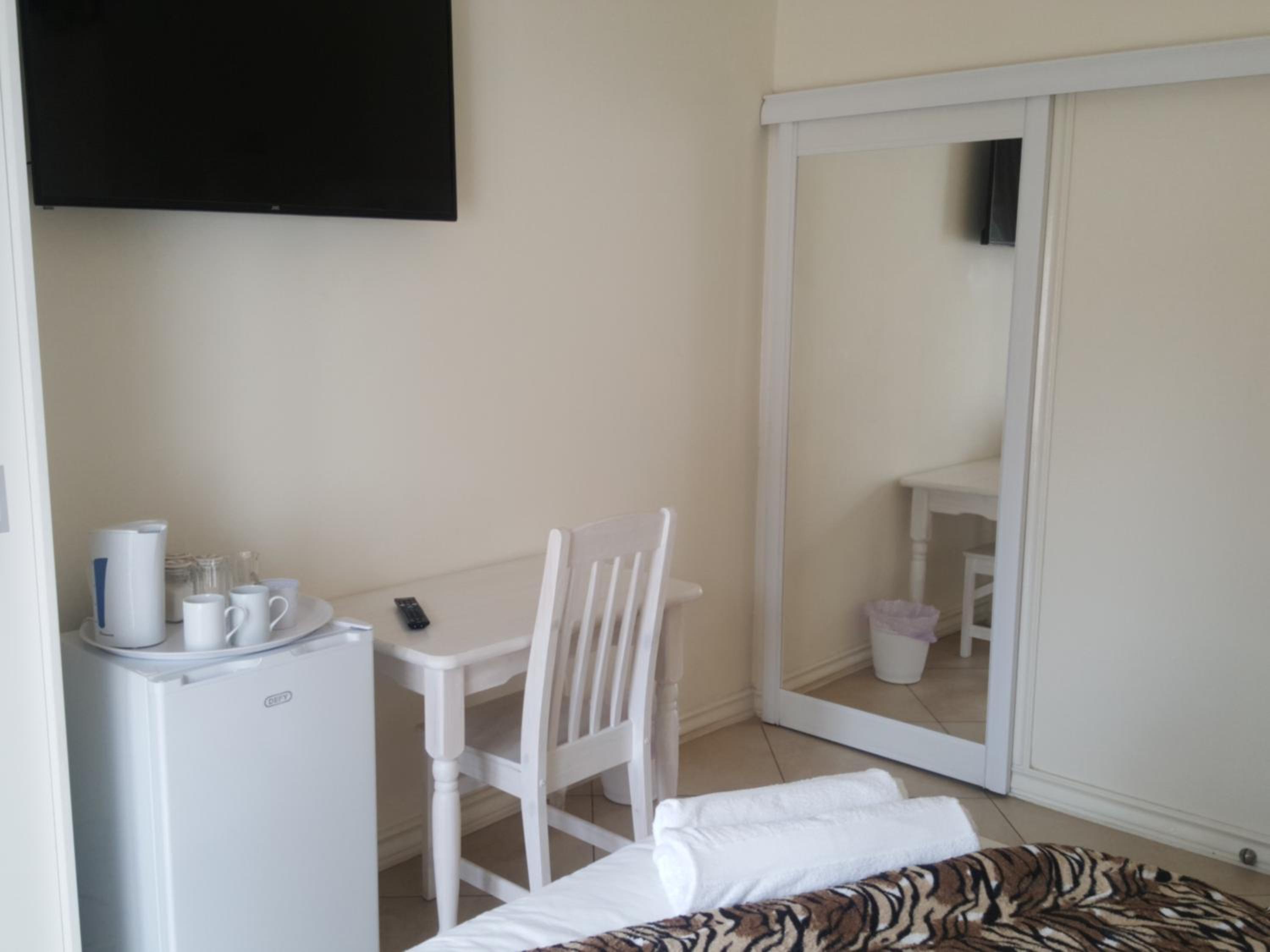 Deluxe Queen Suite - Photo 11