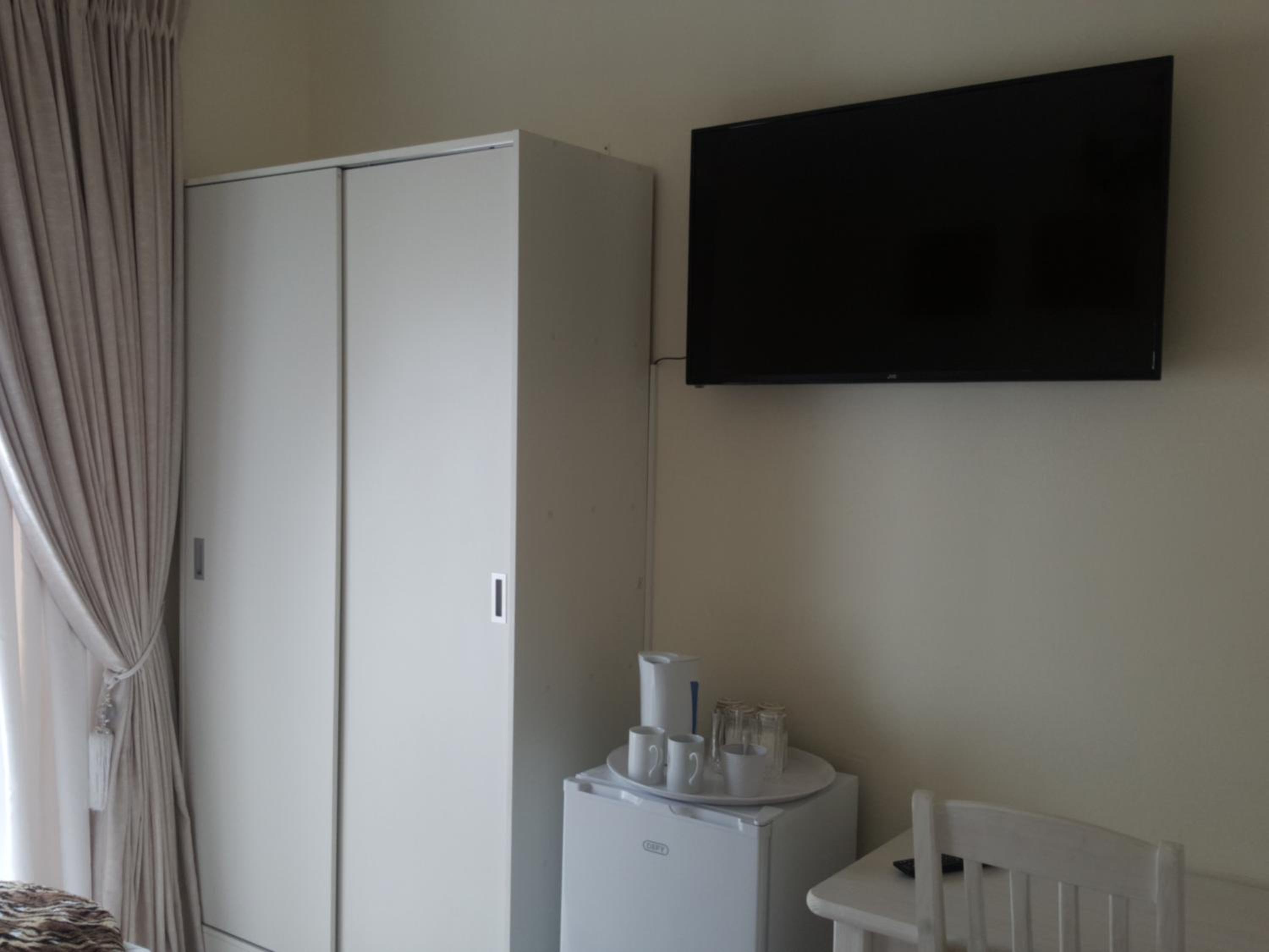 Deluxe Queen Suite - Photo 10