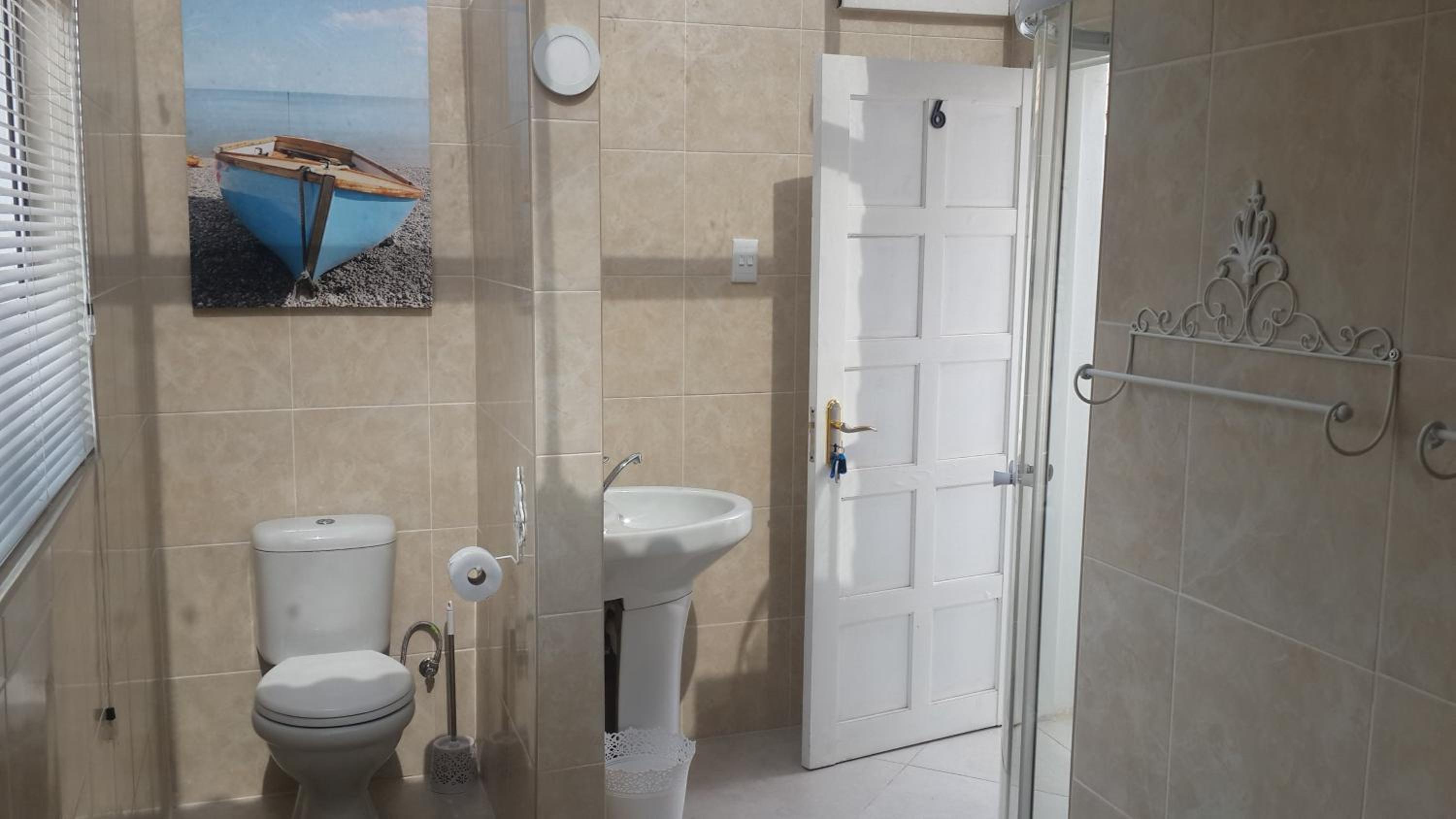 Deluxe Queen Suite - Photo 13