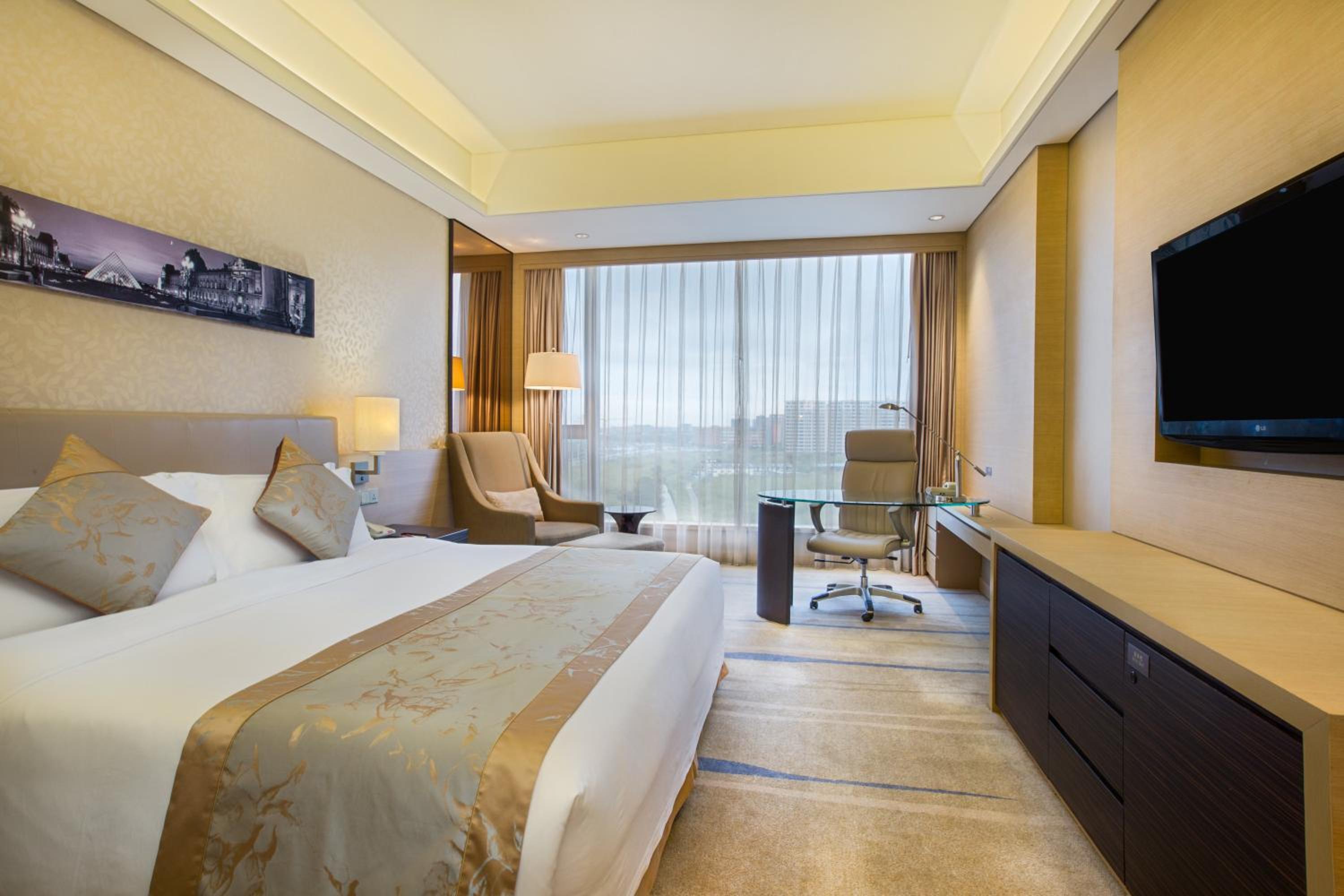 Standard King Room with City View
