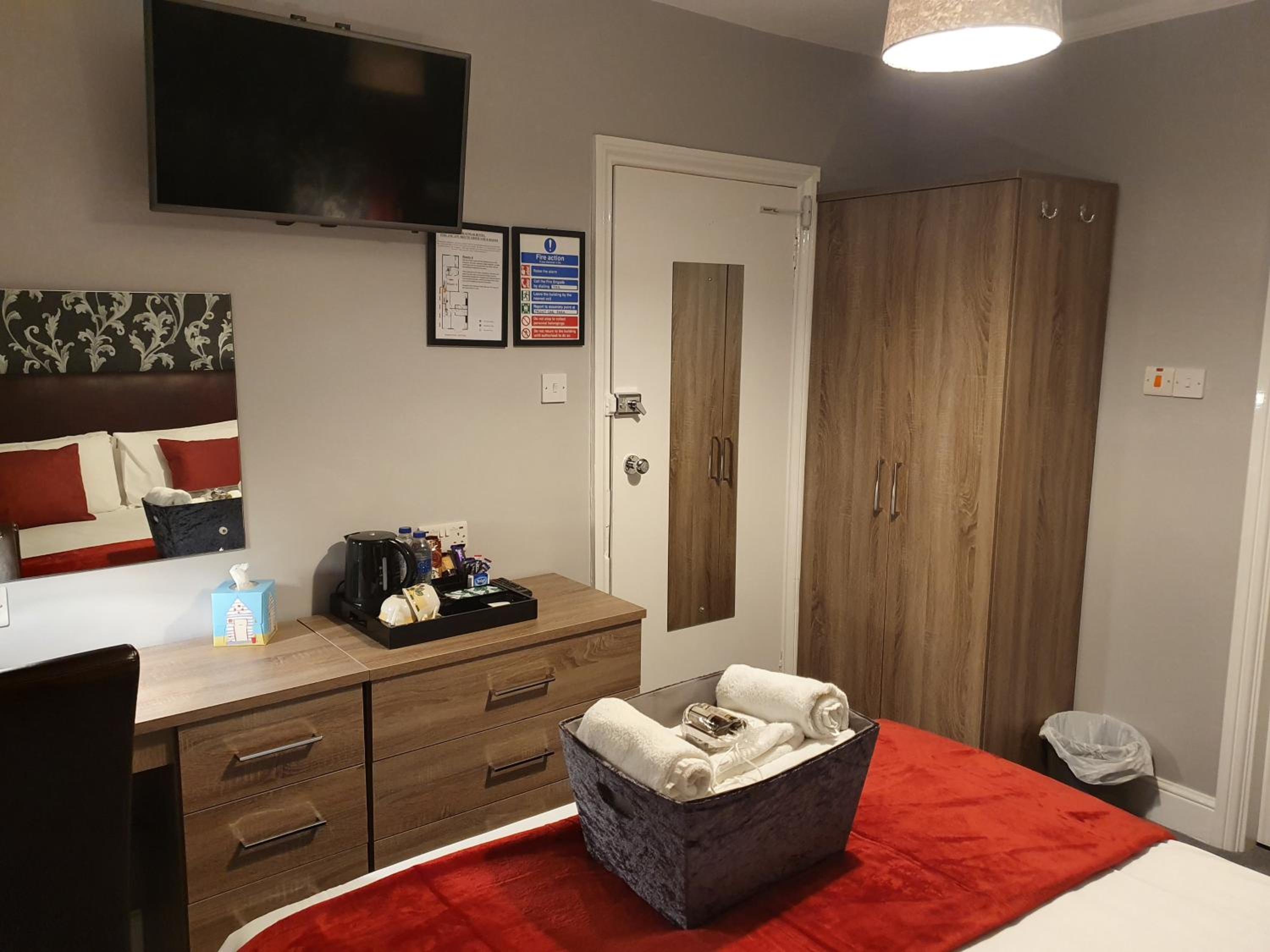 Room 4 - Double Room - First Floor photo 2