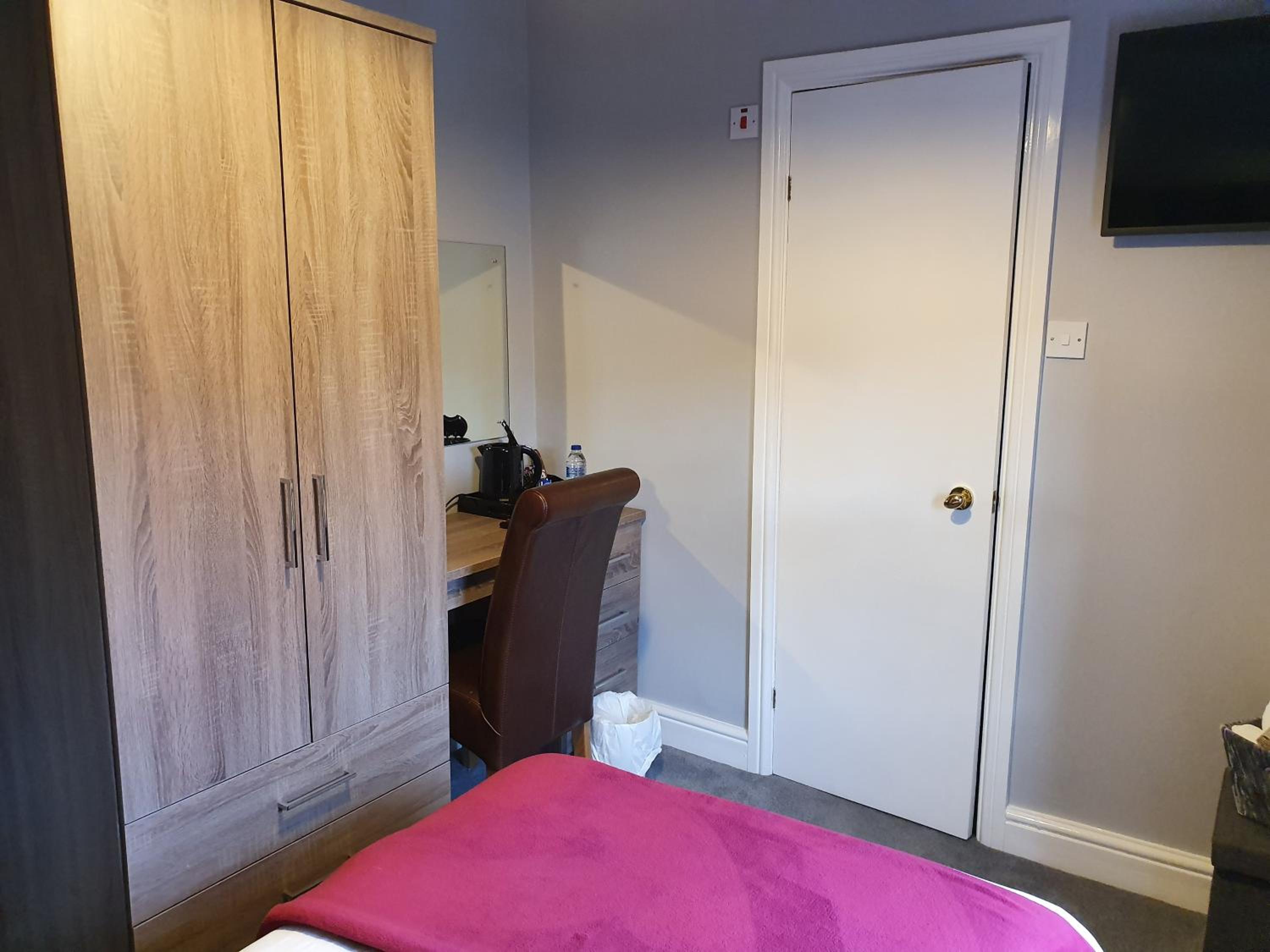 Room 7 - Single Room - Second Floor photo 2