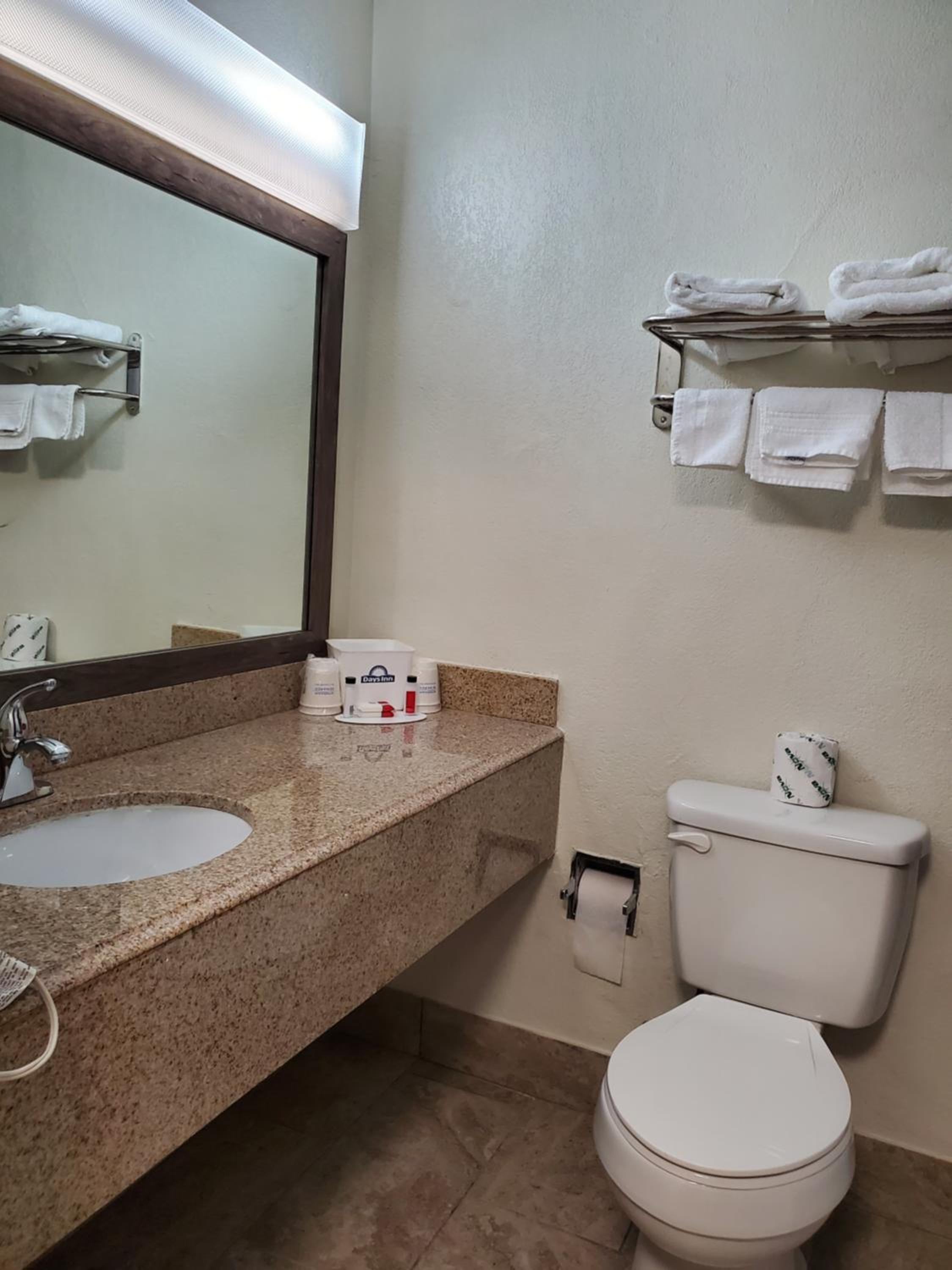 One-Bedroom King Suite - Non-Smoking - Photo 2