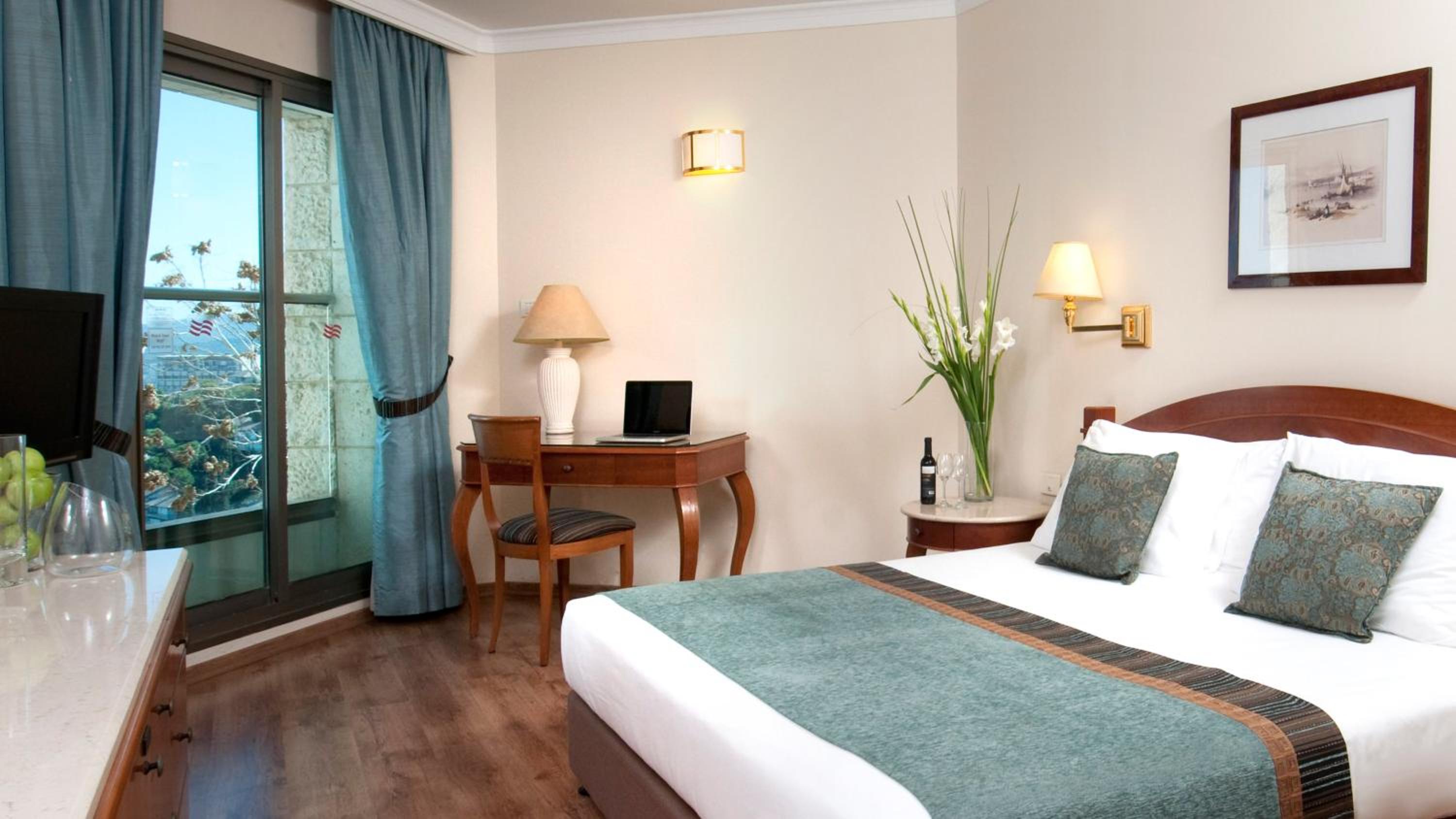 Standard Queen Room with City View