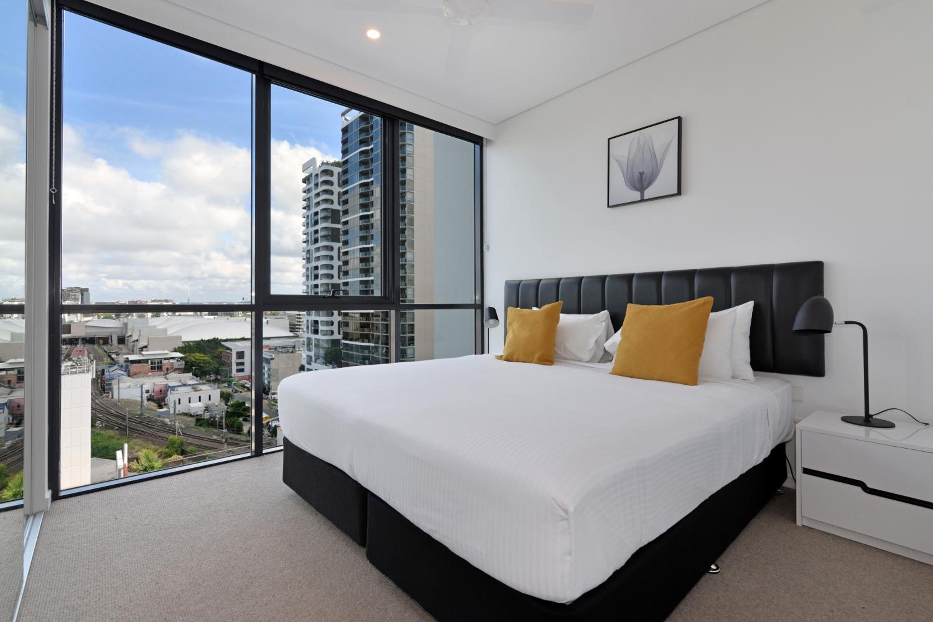 Two Bedroom Two Bathroom City View Apartment thumbnail 6