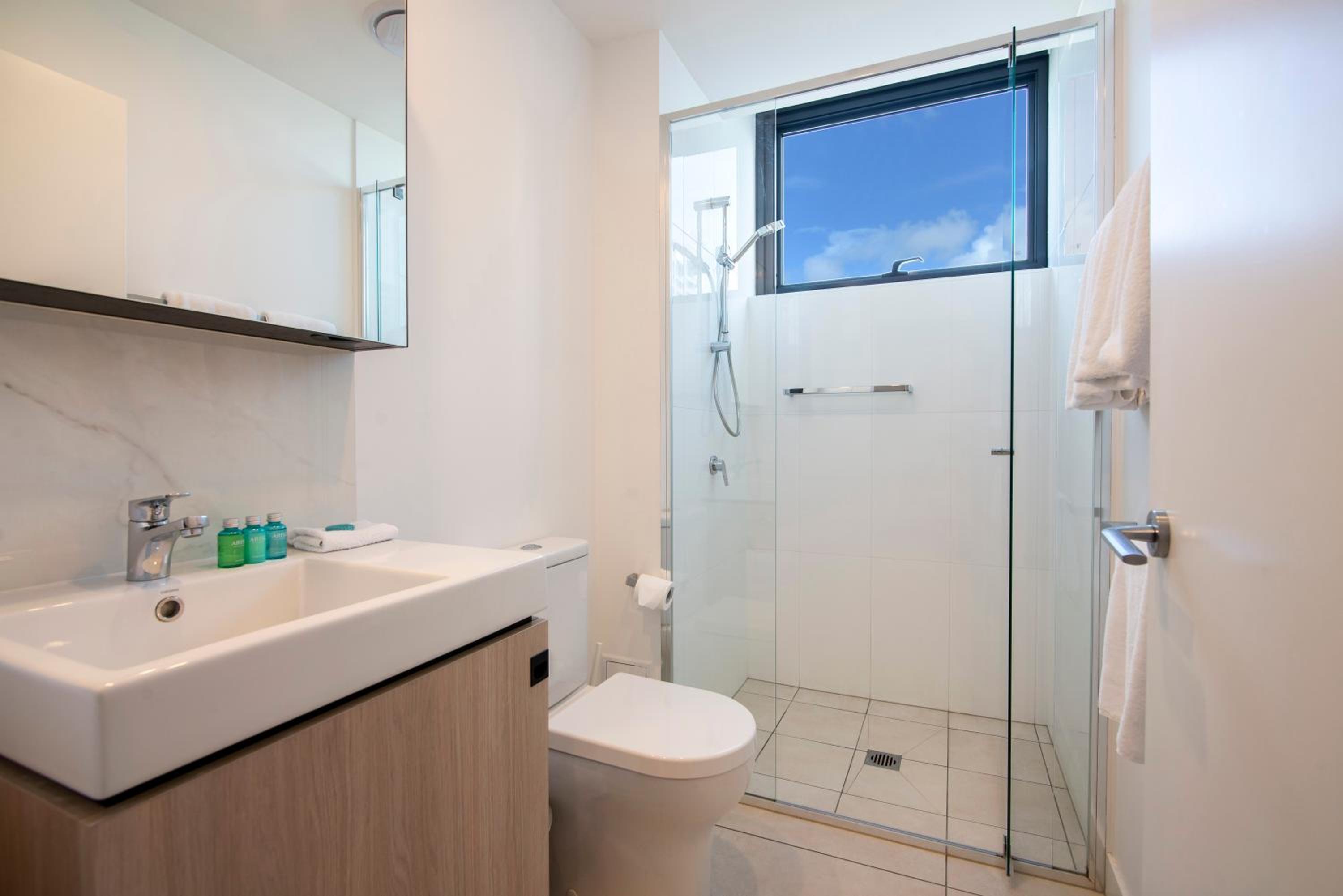 Two Bedroom Two Bathroom City View Apartment thumbnail 5