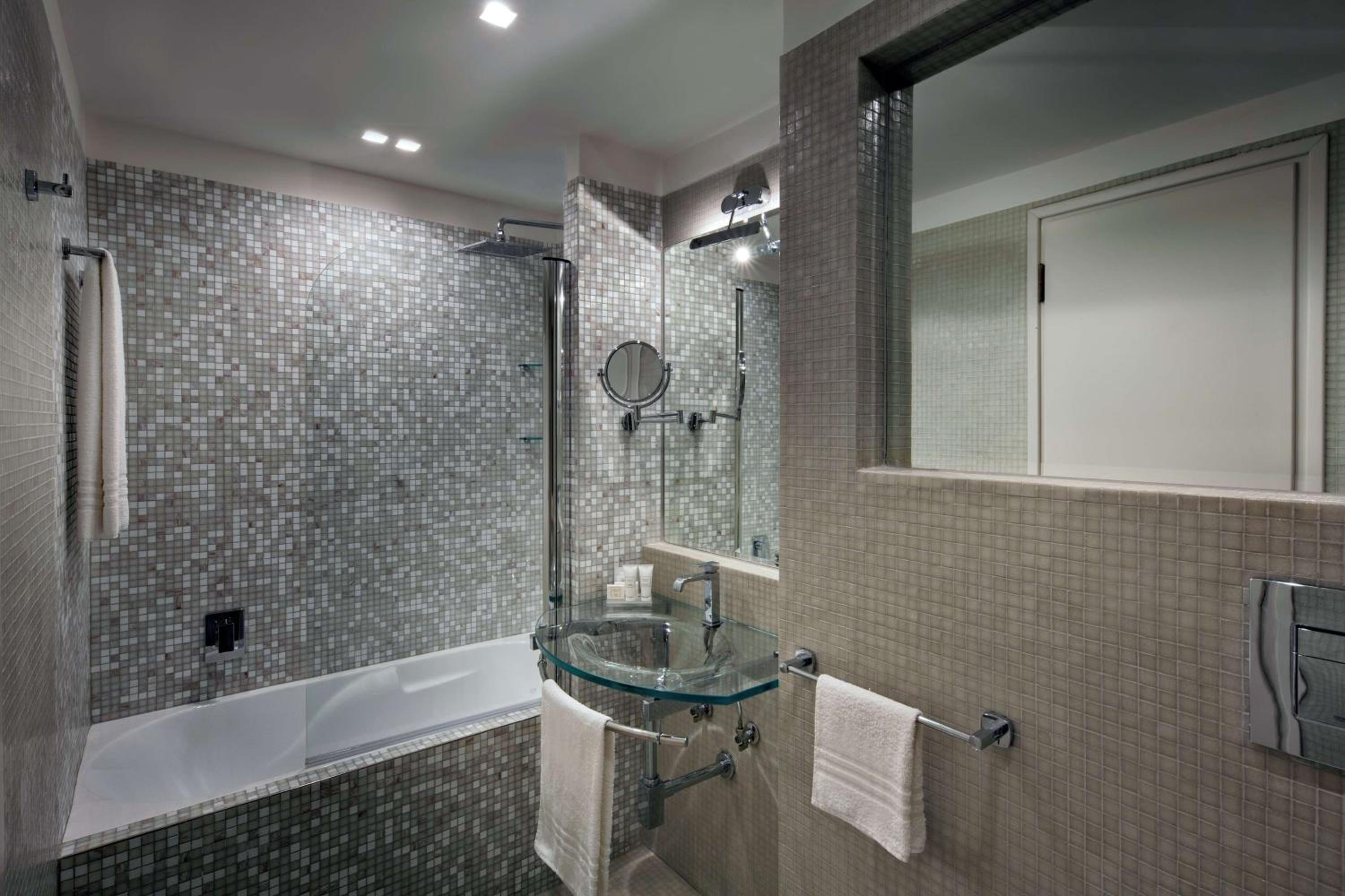 Comfort Queen Room - Non-Smoking - Photo 9