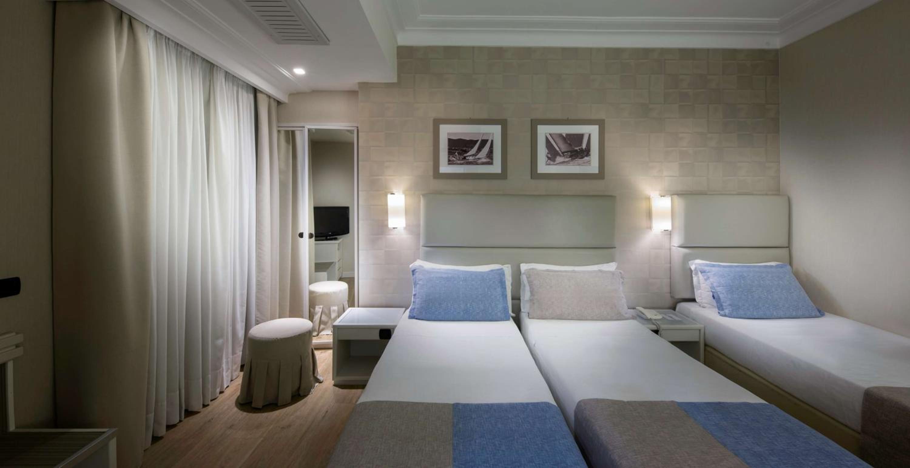 Comfort Queen Room with Extra Single Bed