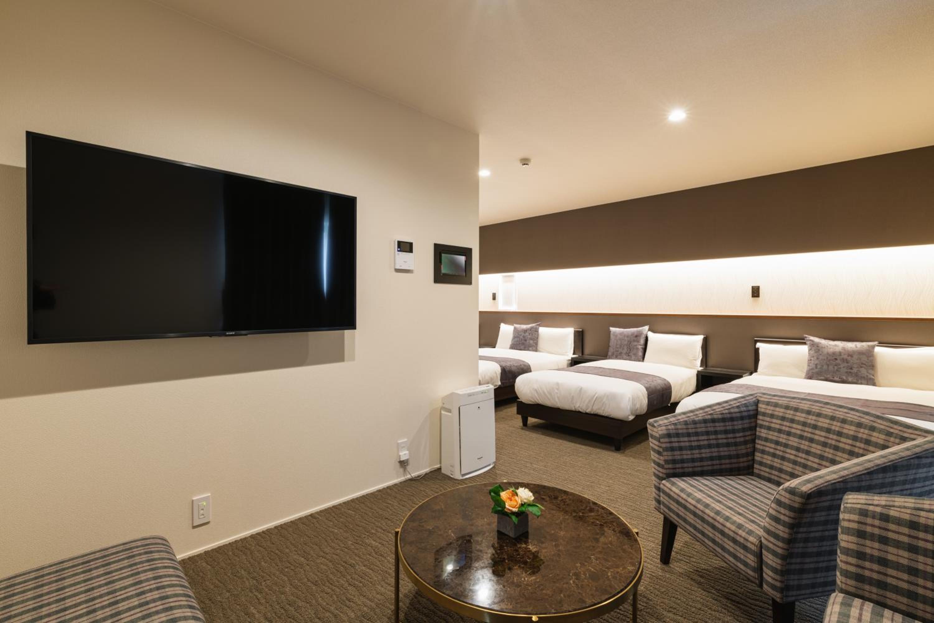 Superior Family Room - Photo 4