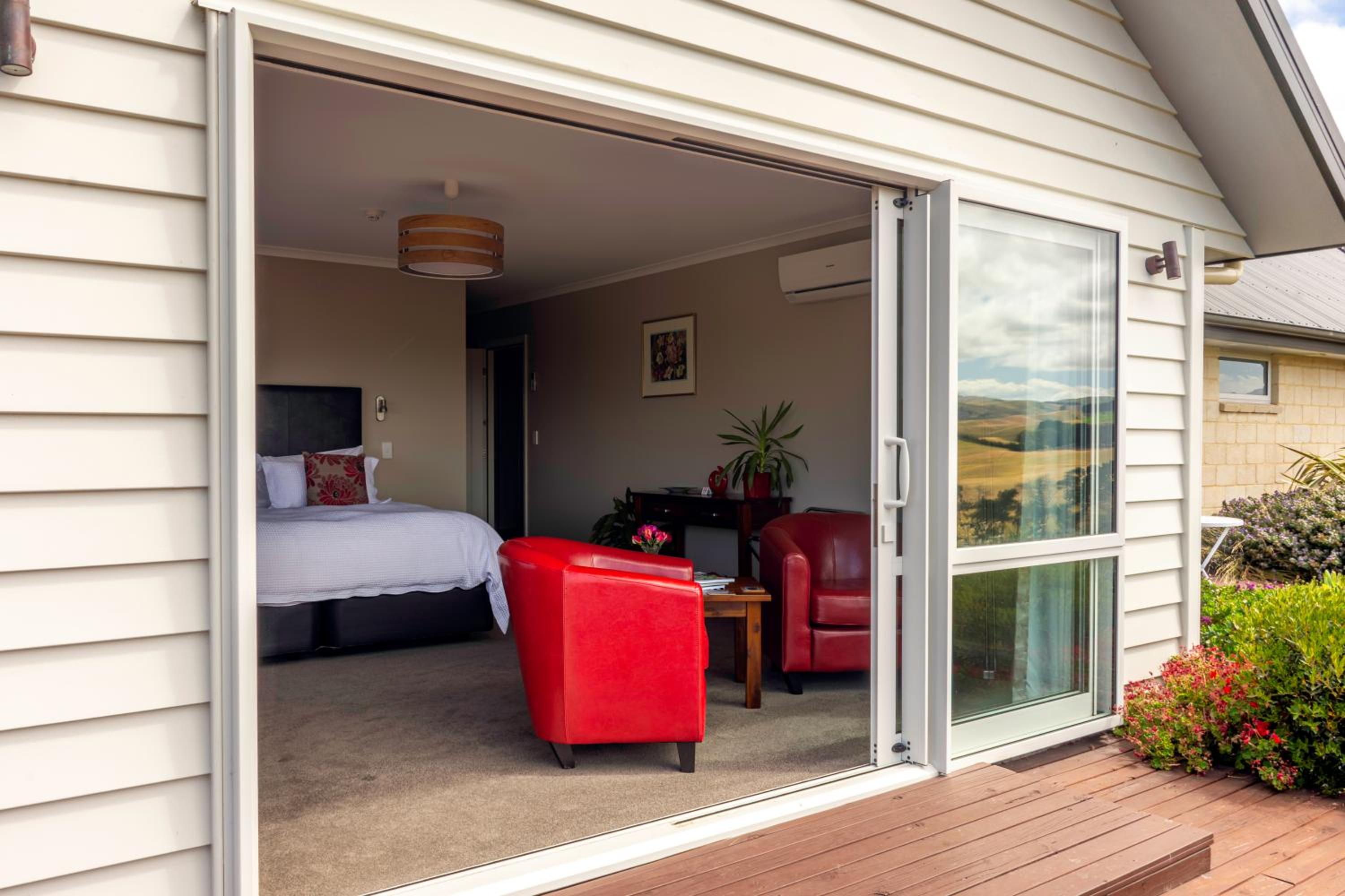 Deluxe King Room with Mountain View photo 2
