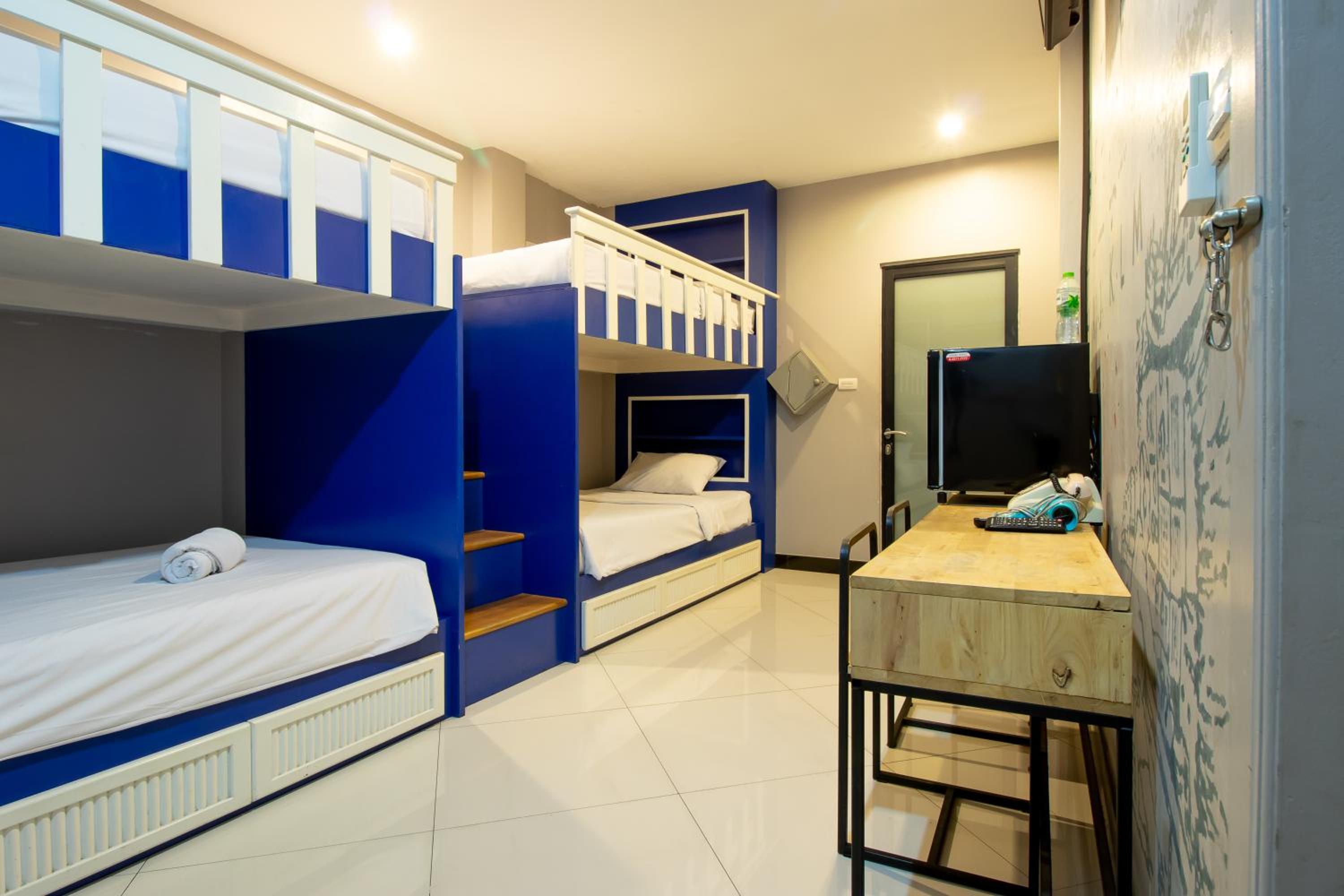 Quadruple Room with Private Bathroom photo 1