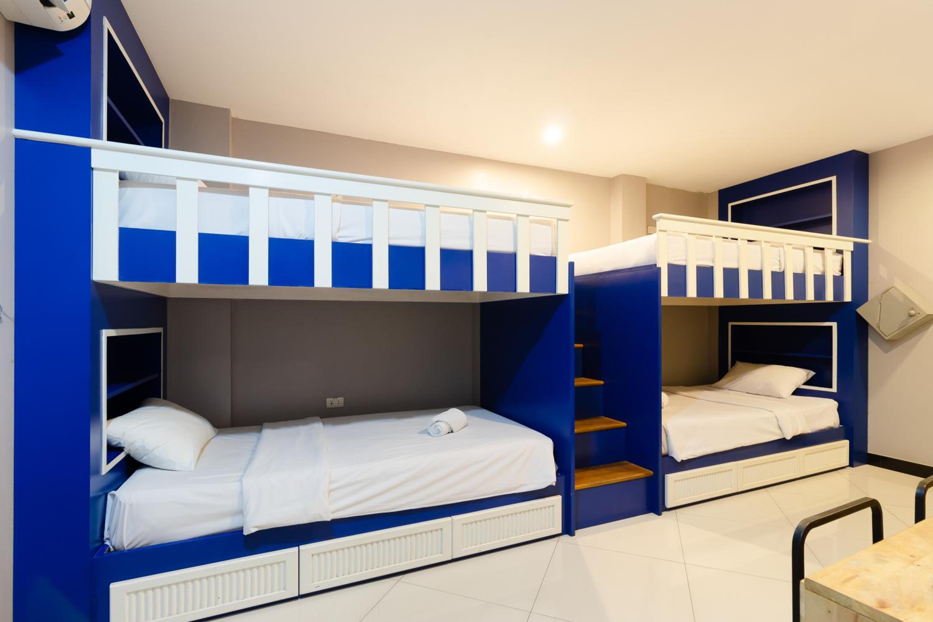 Quadruple Room with Private Bathroom photo 2