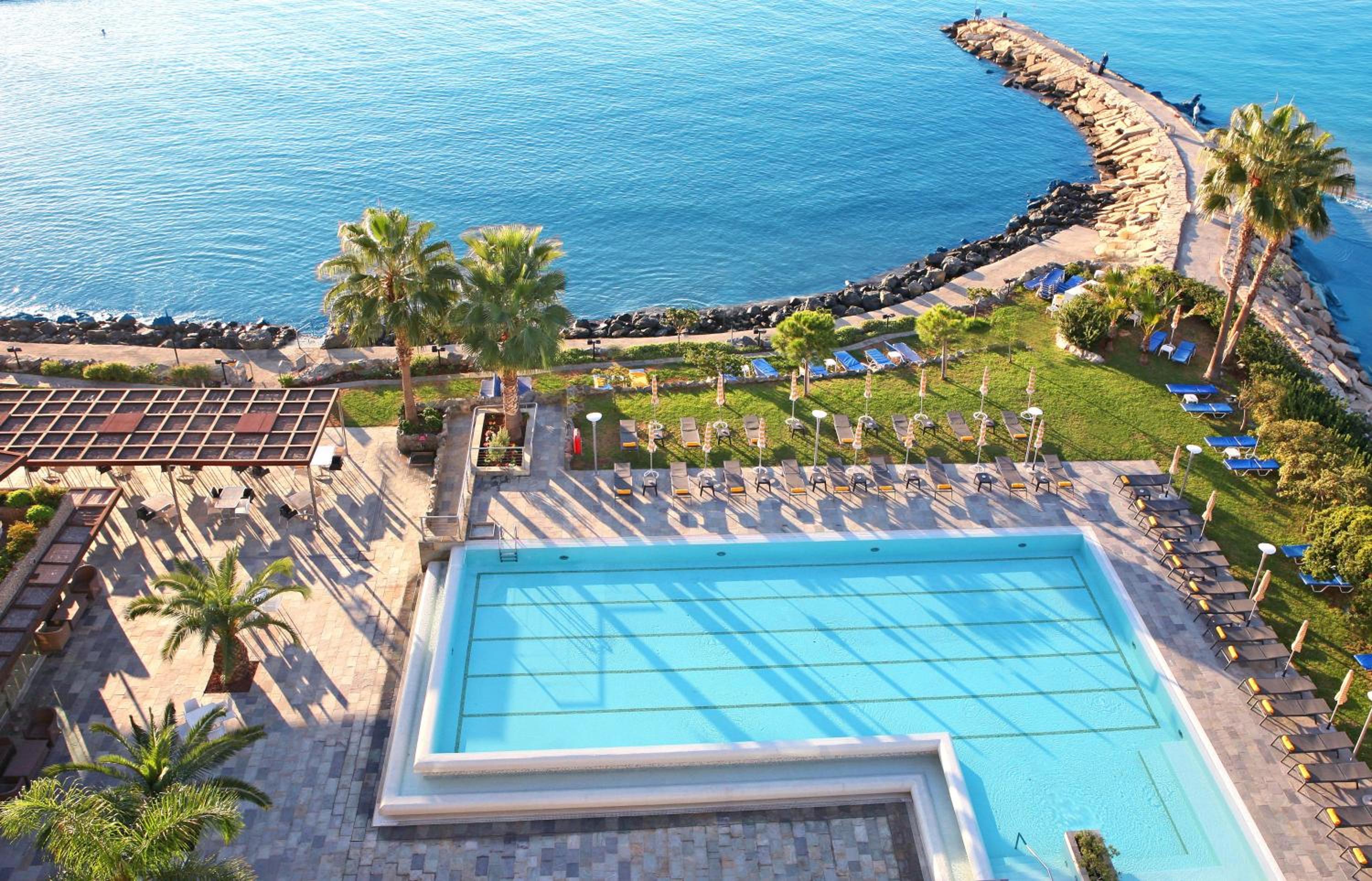 Premium King Room with Balcony and Sea View - Photo 2