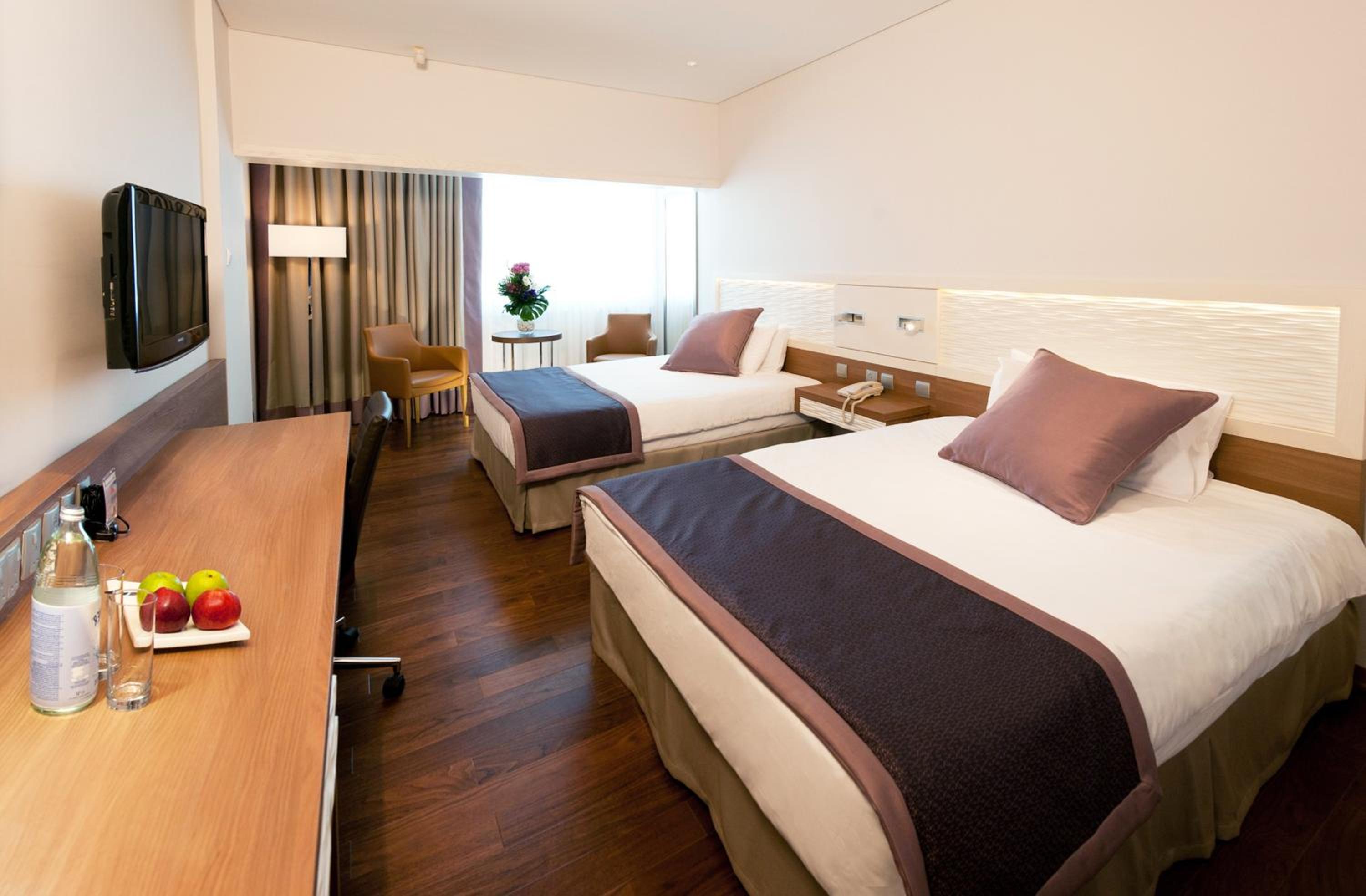 Standard Double Room with Two Double Beds and City View - Photo 2