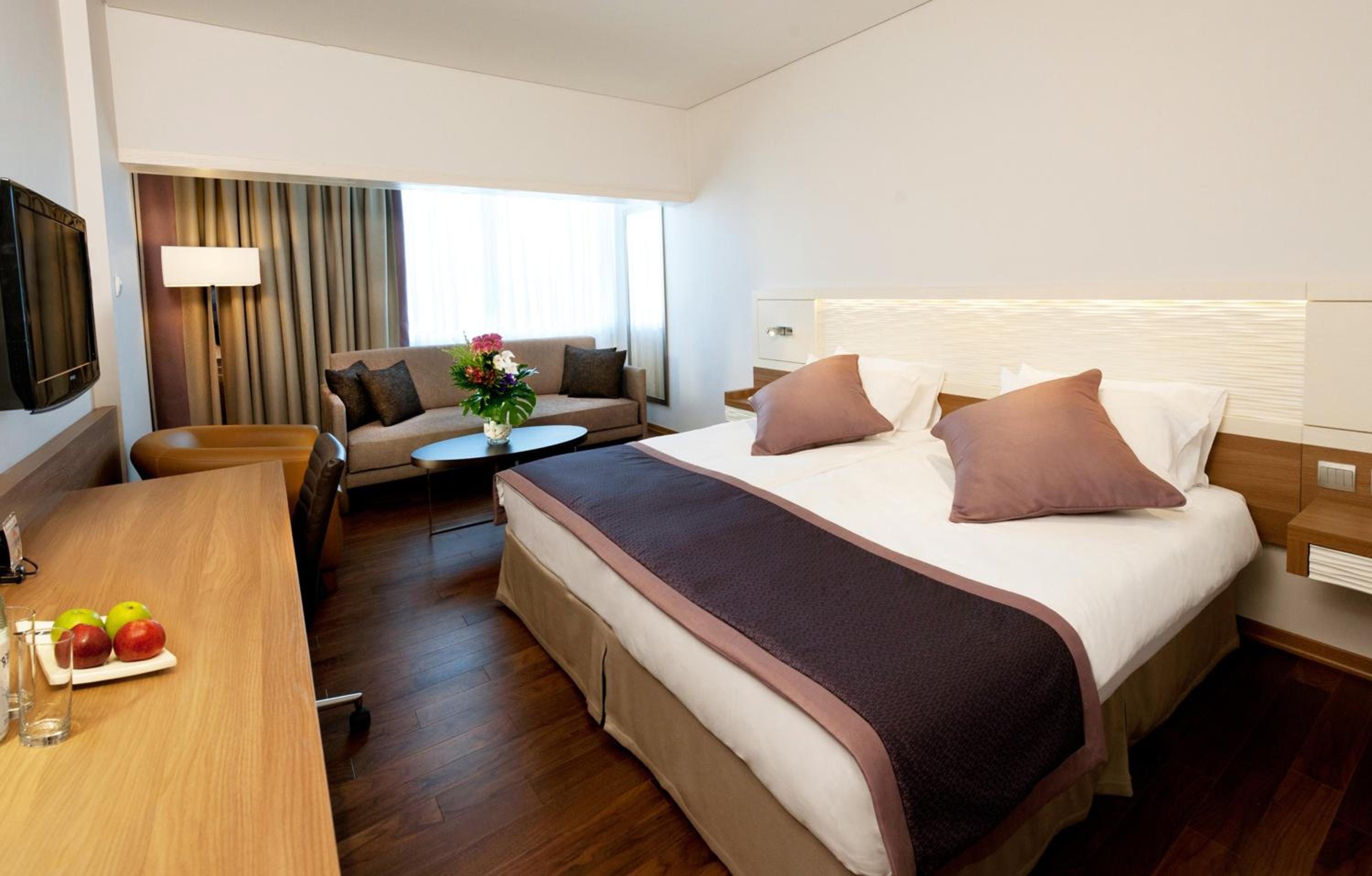 King Room with Sofa Bed and City View - Photo 5