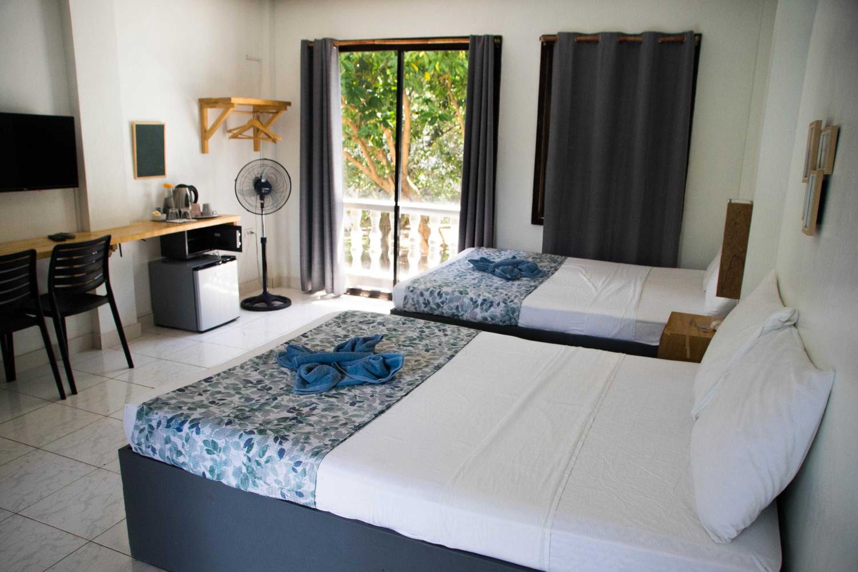 Standard Twin Room with Sea View - Photo 11