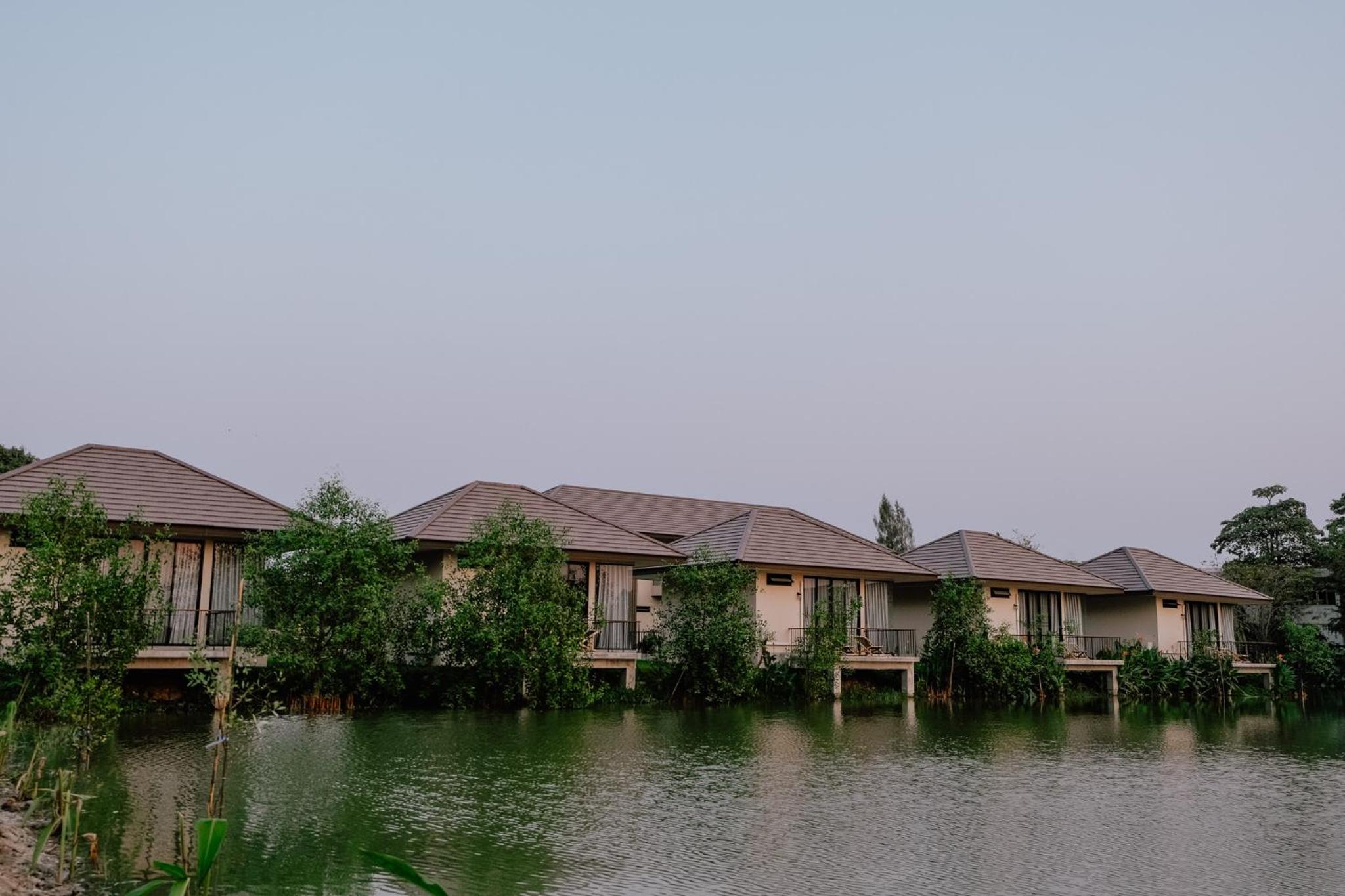  Villa Lake View King Bed - Photo 4