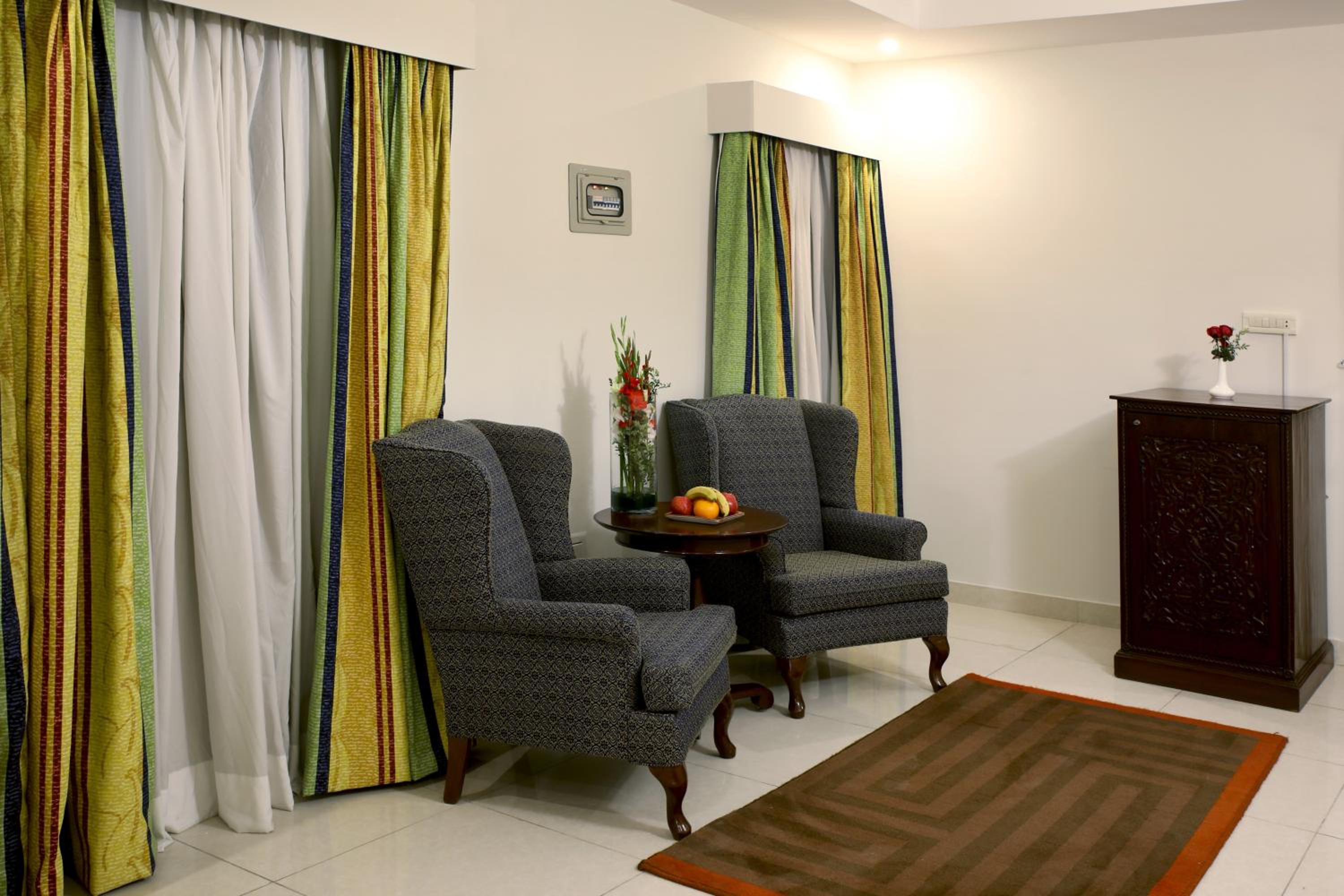 Executive Suite - Photo 3