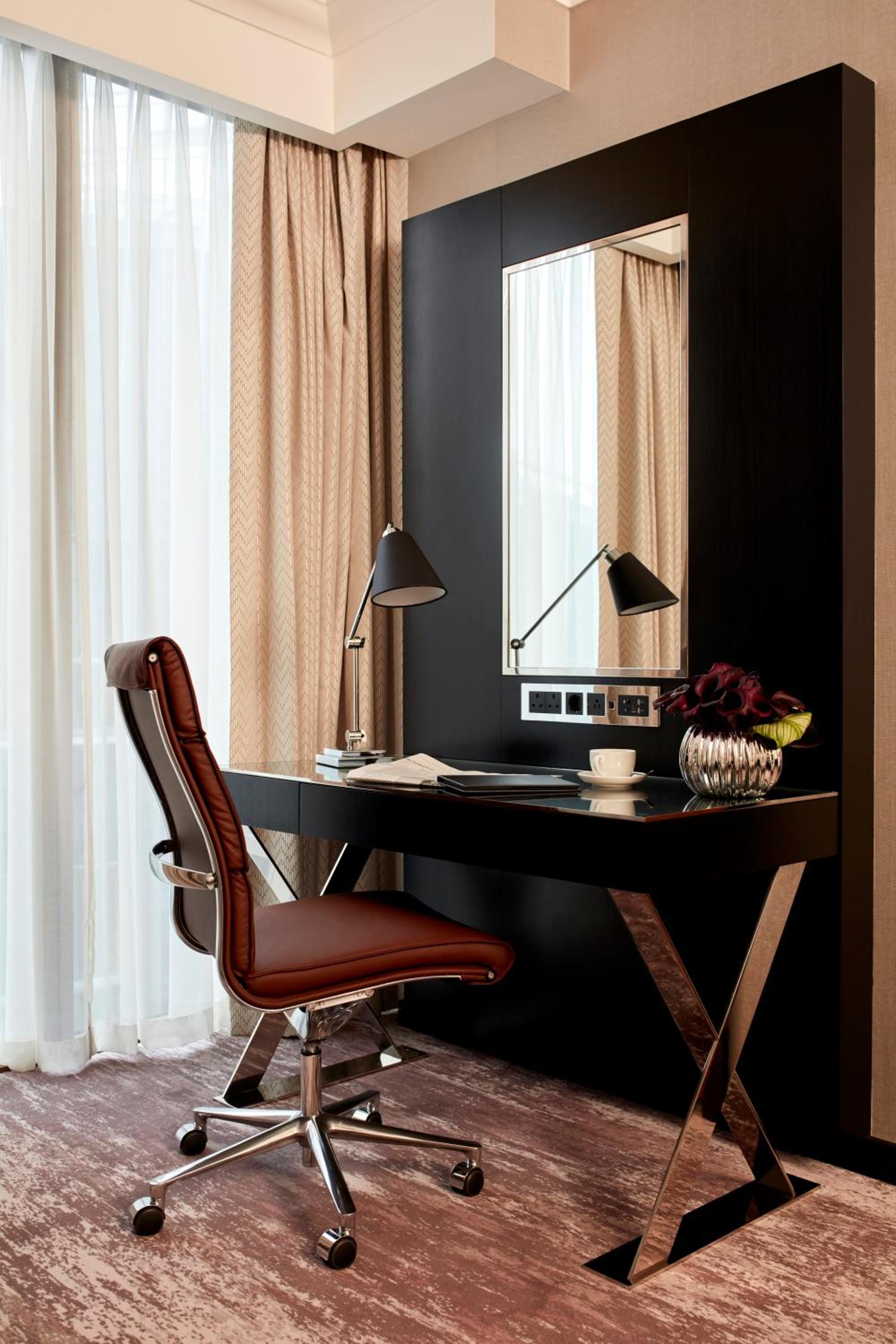 King Room with Courtyard View - High Floor photo 3
